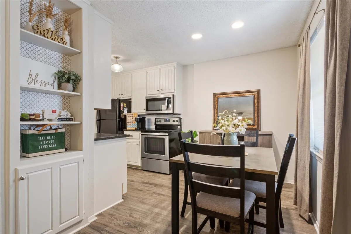 Condominium For Sale in Mc Lennan County , 1214 Baylor Avenue 202, Waco, Texas 76706, 2 Bedroom, 2 Bathroom, Garage spaces, 832 Sqft, built in 1983, mls#21390270, Real Estate Agent in Waco, Homes For Sale in Mc Lennan county, Homes For Sale in Waco, Realtor in Waco Texas, Real Estate Brokerage Independent Realty Texas, Luminita Cordes Realtor