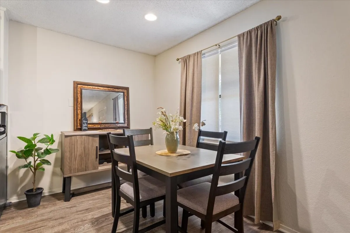 Condominium For Sale in Mc Lennan County , 1214 Baylor Avenue 202, Waco, Texas 76706, 2 Bedroom, 2 Bathroom, Garage spaces, 832 Sqft, built in 1983, mls#21390270, Real Estate Agent in Waco, Homes For Sale in Mc Lennan county, Homes For Sale in Waco, Realtor in Waco Texas, Real Estate Brokerage Independent Realty Texas, Luminita Cordes Realtor