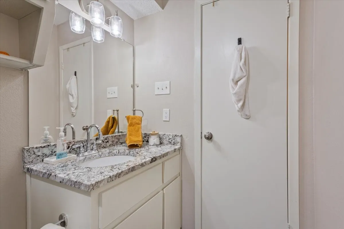 Condominium For Sale in Mc Lennan County , 1214 Baylor Avenue 202, Waco, Texas 76706, 2 Bedroom, 2 Bathroom, Garage spaces, 832 Sqft, built in 1983, mls#21390270, Real Estate Agent in Waco, Homes For Sale in Mc Lennan county, Homes For Sale in Waco, Realtor in Waco Texas, Real Estate Brokerage Independent Realty Texas, Luminita Cordes Realtor