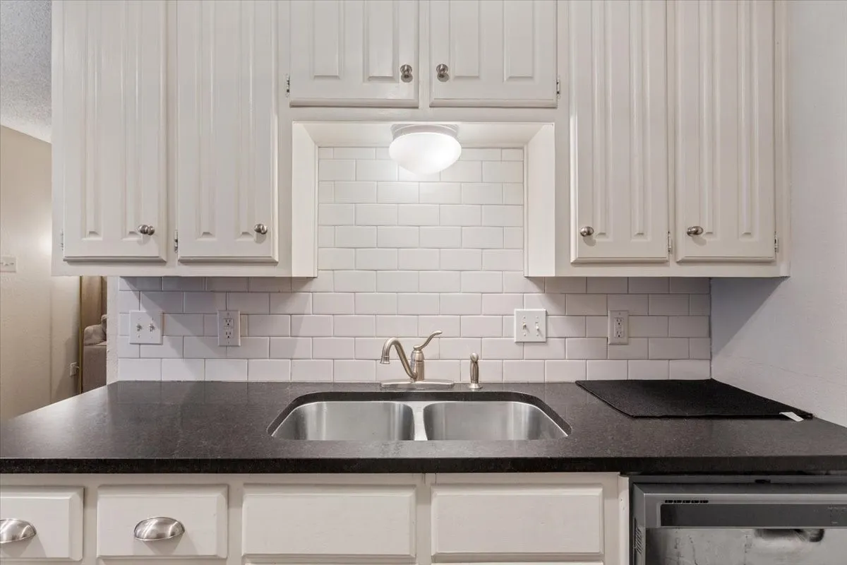 Condominium For Sale in Mc Lennan County , 1214 Baylor Avenue 202, Waco, Texas 76706, 2 Bedroom, 2 Bathroom, Garage spaces, 832 Sqft, built in 1983, mls#21390270, Real Estate Agent in Waco, Homes For Sale in Mc Lennan county, Homes For Sale in Waco, Realtor in Waco Texas, Real Estate Brokerage Independent Realty Texas, Luminita Cordes Realtor