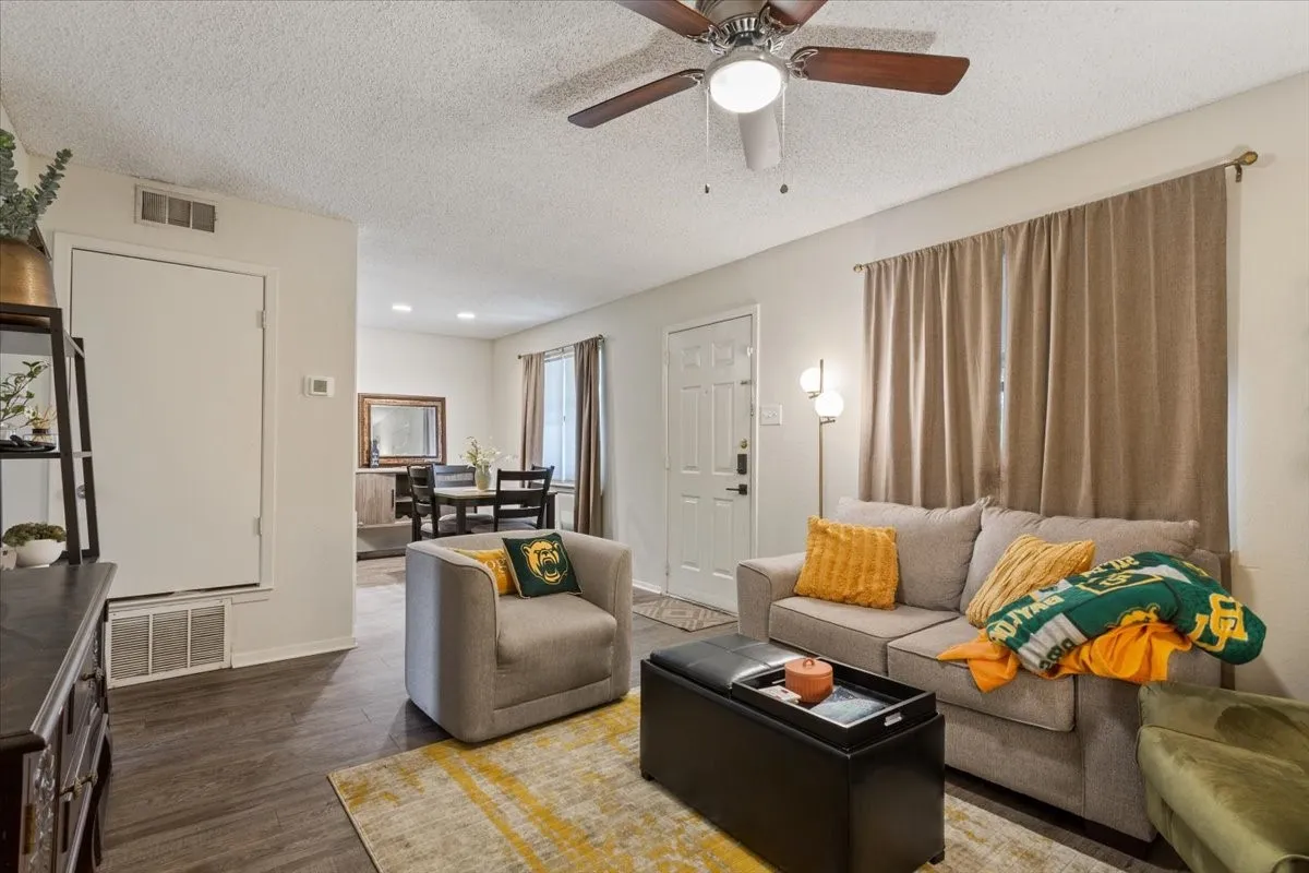 Condominium For Sale in Mc Lennan County , 1214 Baylor Avenue 202, Waco, Texas 76706, 2 Bedroom, 2 Bathroom, Garage spaces, 832 Sqft, built in 1983, mls#21390270, Real Estate Agent in Waco, Homes For Sale in Mc Lennan county, Homes For Sale in Waco, Realtor in Waco Texas, Real Estate Brokerage Independent Realty Texas, Luminita Cordes Realtor