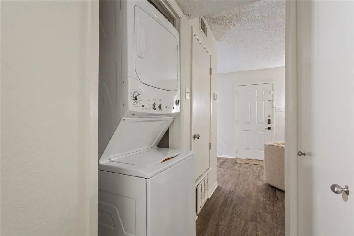 Condominium For Sale in Mc Lennan County , 1214 Baylor Avenue 202, Waco, Texas 76706, 2 Bedroom, 2 Bathroom, Garage spaces, 832 Sqft, built in 1983, mls#21390270, Real Estate Agent in Waco, Homes For Sale in Mc Lennan county, Homes For Sale in Waco, Realtor in Waco Texas, Real Estate Brokerage Independent Realty Texas, Luminita Cordes Realtor