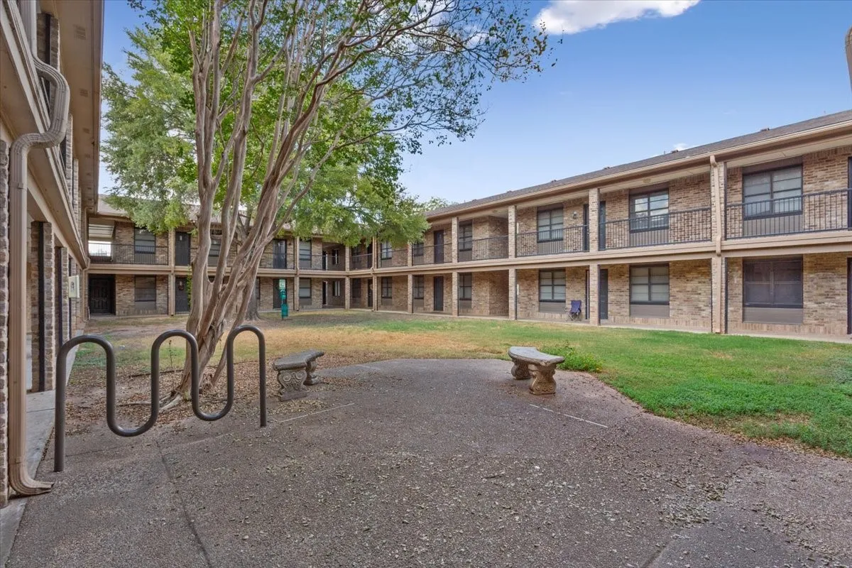 Condominium For Sale in Mc Lennan County , 1214 Baylor Avenue 202, Waco, Texas 76706, 2 Bedroom, 2 Bathroom, Garage spaces, 832 Sqft, built in 1983, mls#21390270, Real Estate Agent in Waco, Homes For Sale in Mc Lennan county, Homes For Sale in Waco, Realtor in Waco Texas, Real Estate Brokerage Independent Realty Texas, Luminita Cordes Realtor