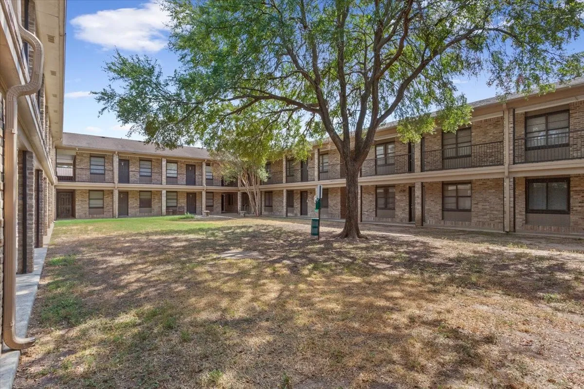 Condominium For Sale in Mc Lennan County , 1214 Baylor Avenue 202, Waco, Texas 76706, 2 Bedroom, 2 Bathroom, Garage spaces, 832 Sqft, built in 1983, mls#21390270, Real Estate Agent in Waco, Homes For Sale in Mc Lennan county, Homes For Sale in Waco, Realtor in Waco Texas, Real Estate Brokerage Independent Realty Texas, Luminita Cordes Realtor