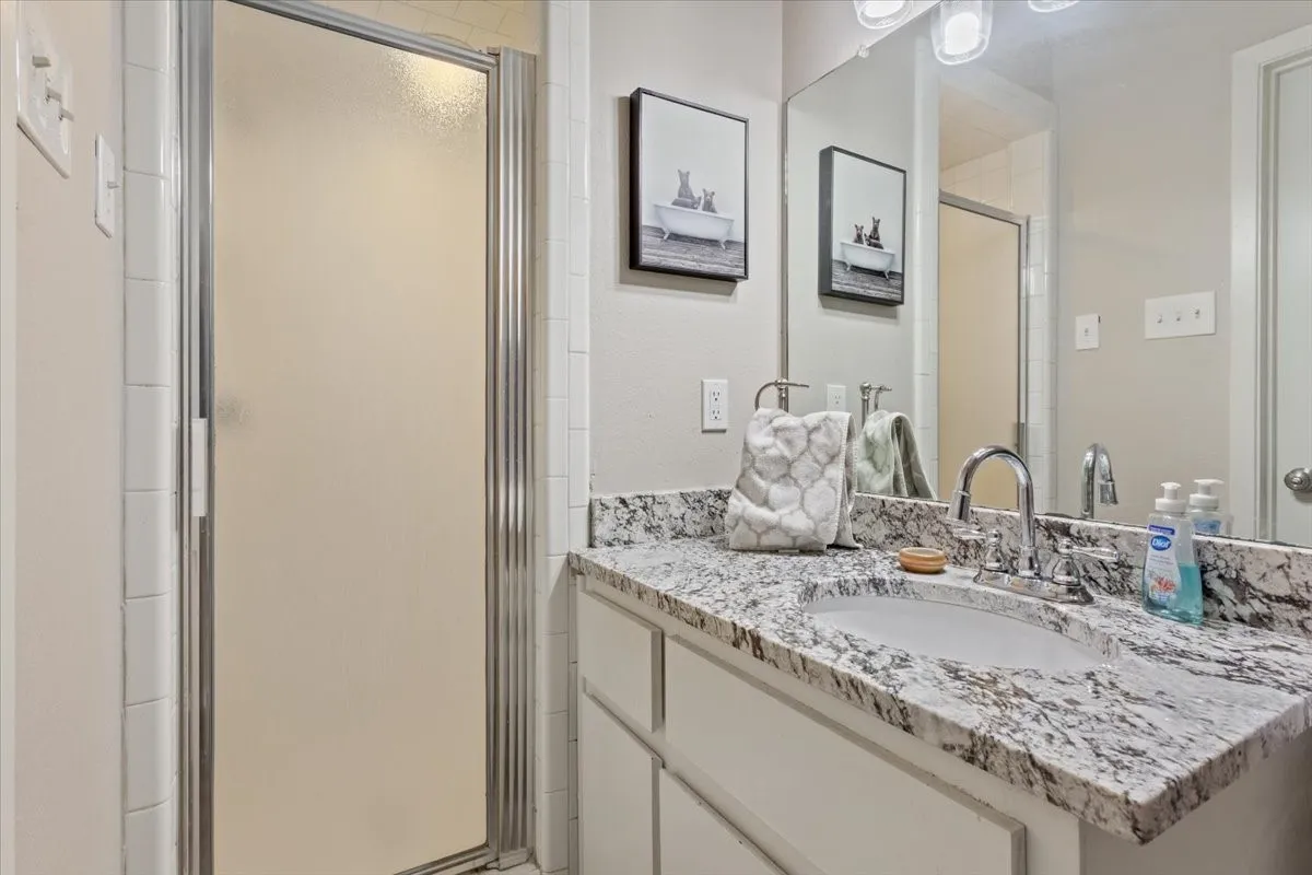 Condominium For Sale in Mc Lennan County , 1214 Baylor Avenue 202, Waco, Texas 76706, 2 Bedroom, 2 Bathroom, Garage spaces, 832 Sqft, built in 1983, mls#21390270, Real Estate Agent in Waco, Homes For Sale in Mc Lennan county, Homes For Sale in Waco, Realtor in Waco Texas, Real Estate Brokerage Independent Realty Texas, Luminita Cordes Realtor