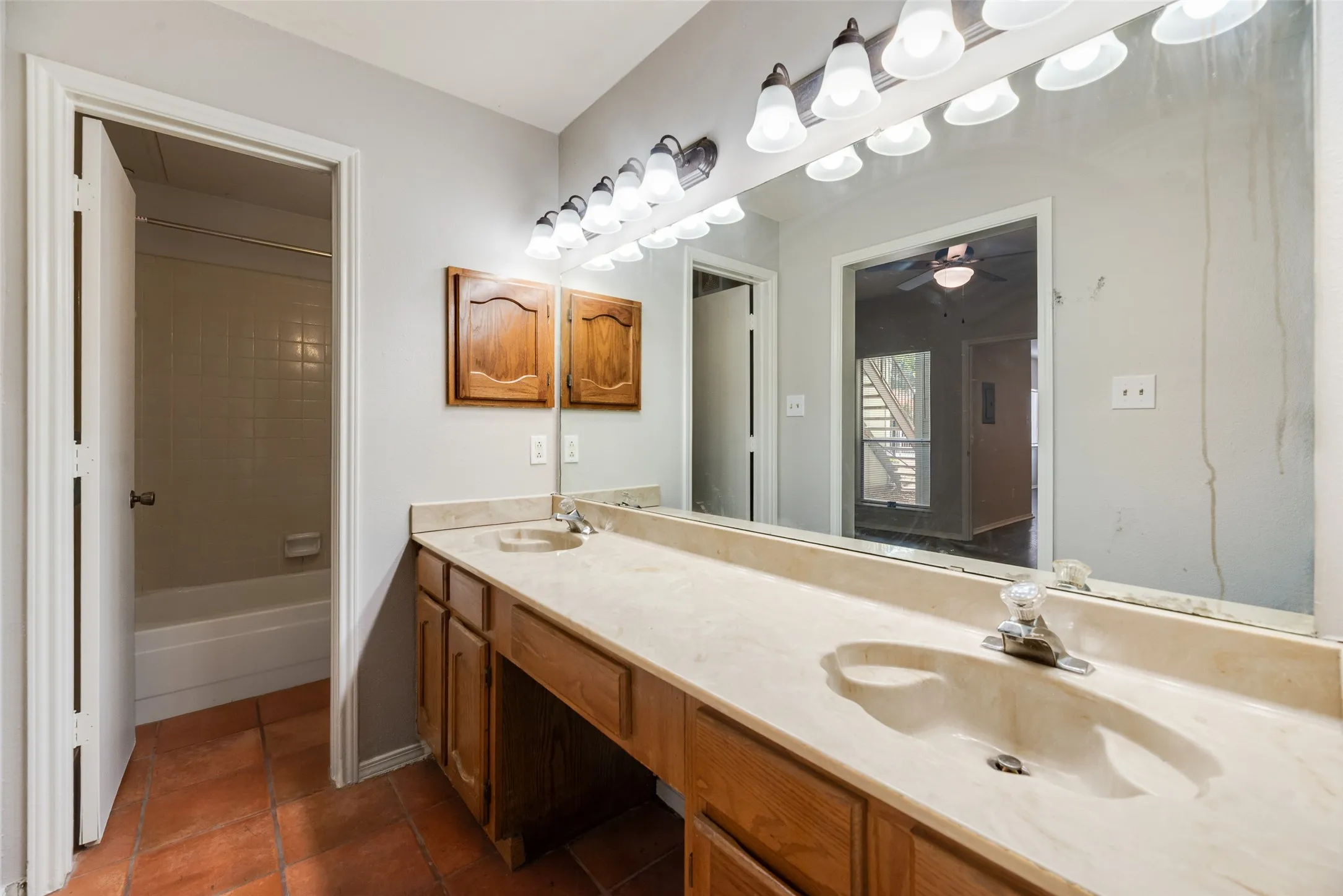 Condominium For Sale in Tarrant County , 3129 Sondra Drive 102, Fort Worth, Texas 76107, 1 Bedroom, 1 Bathroom, Garage spaces, 688 Sqft, built in 1983, mls#21390919, Real Estate Agent in Fort Worth, Homes For Sale in Tarrant county, Homes For Sale in Fort Worth, Realtor in Fort Worth Texas, Real Estate Brokerage Independent Realty Texas, Luminita Cordes Realtor