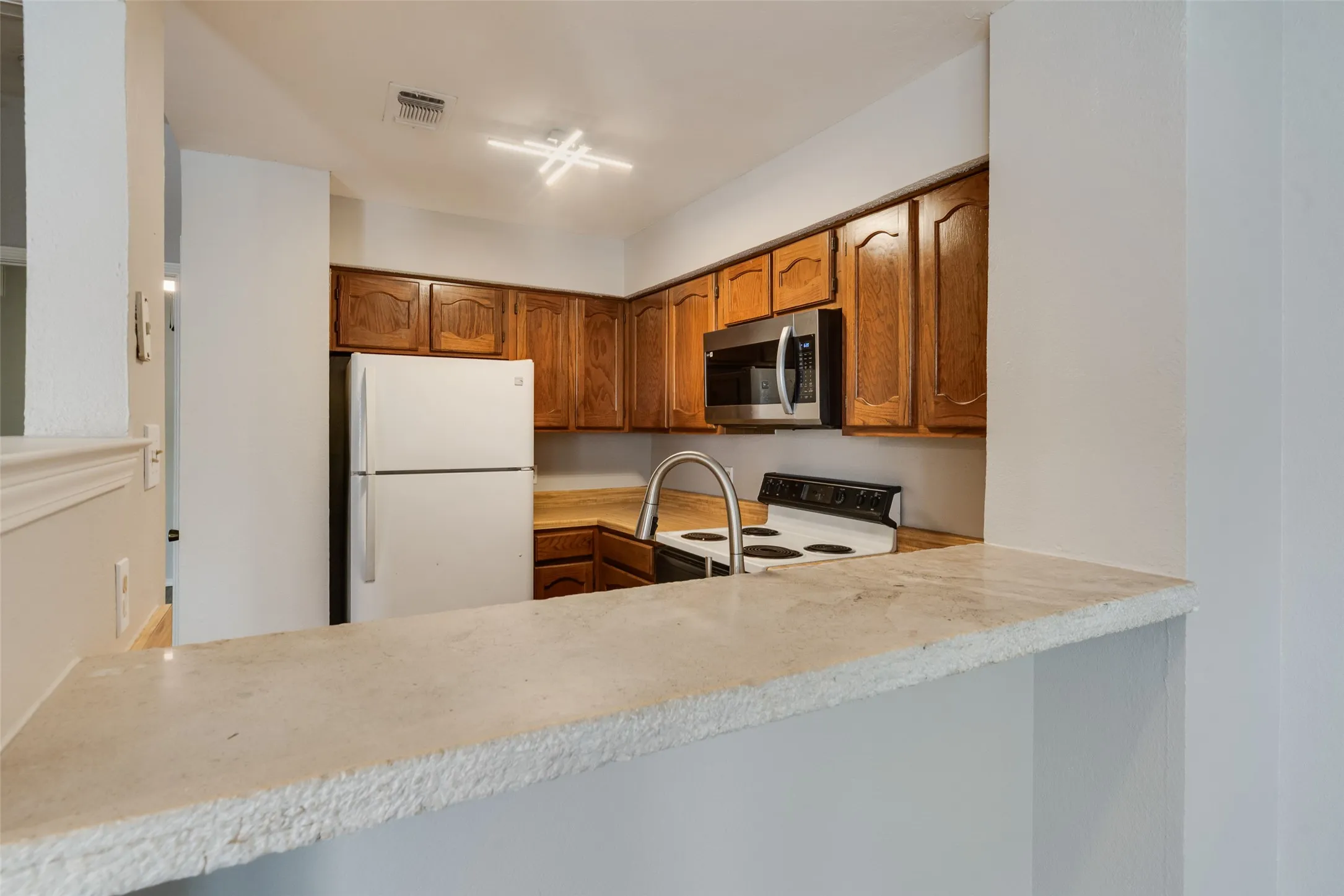 Condominium For Sale in Tarrant County , 3129 Sondra Drive 102, Fort Worth, Texas 76107, 1 Bedroom, 1 Bathroom, Garage spaces, 688 Sqft, built in 1983, mls#21390919, Real Estate Agent in Fort Worth, Homes For Sale in Tarrant county, Homes For Sale in Fort Worth, Realtor in Fort Worth Texas, Real Estate Brokerage Independent Realty Texas, Luminita Cordes Realtor