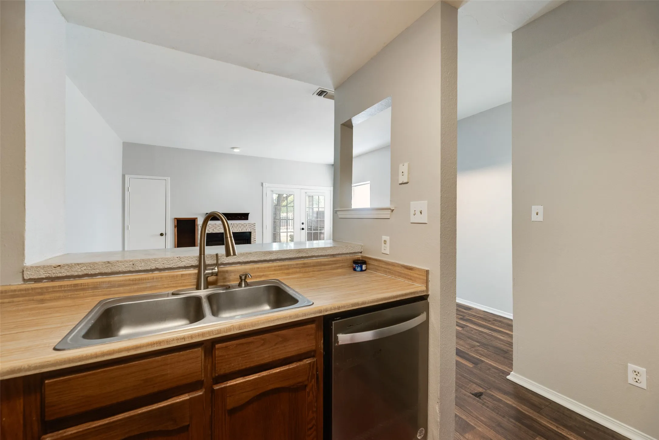 Condominium For Sale in Tarrant County , 3129 Sondra Drive 102, Fort Worth, Texas 76107, 1 Bedroom, 1 Bathroom, Garage spaces, 688 Sqft, built in 1983, mls#21390919, Real Estate Agent in Fort Worth, Homes For Sale in Tarrant county, Homes For Sale in Fort Worth, Realtor in Fort Worth Texas, Real Estate Brokerage Independent Realty Texas, Luminita Cordes Realtor