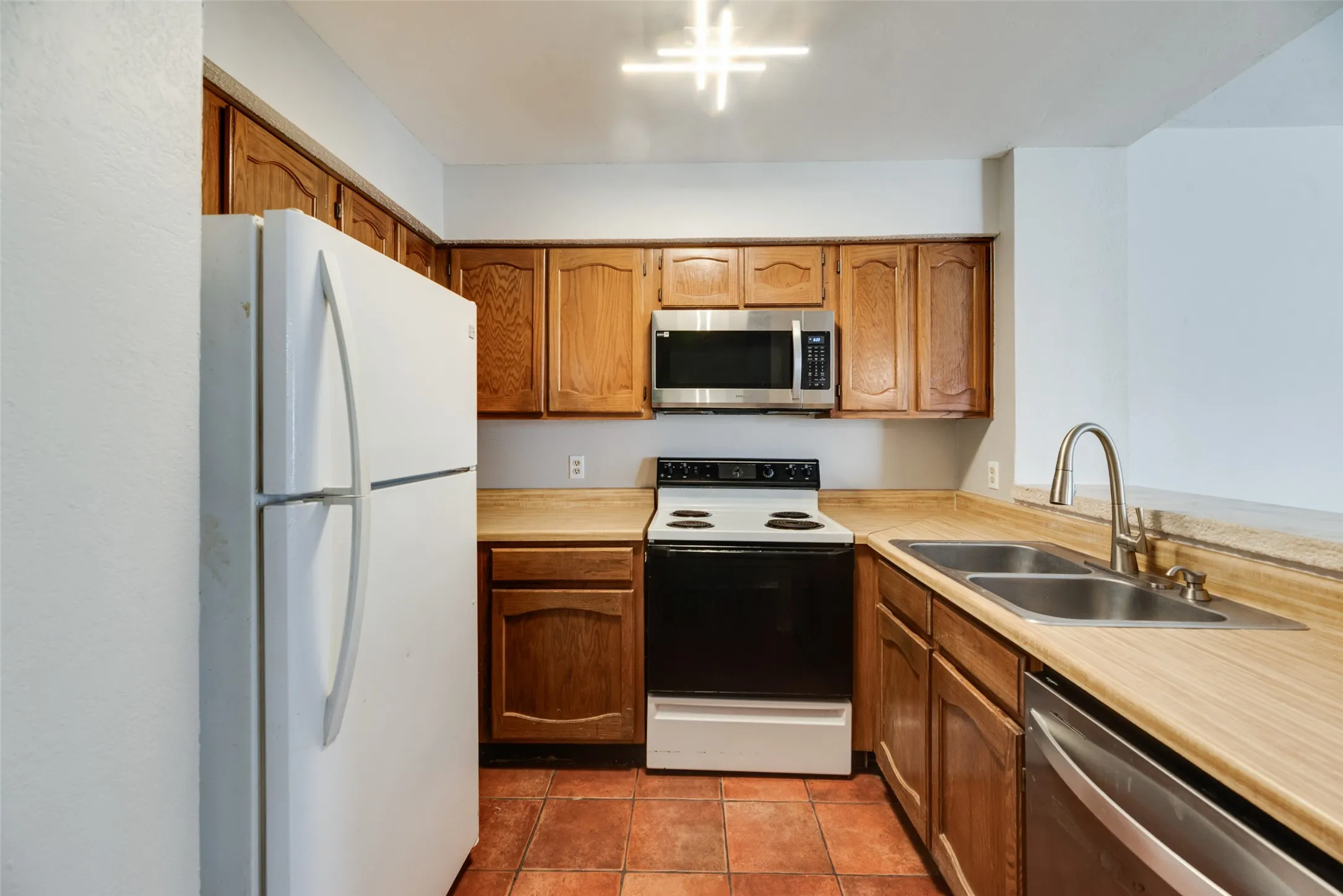 Condominium For Sale in Tarrant County , 3129 Sondra Drive 102, Fort Worth, Texas 76107, 1 Bedroom, 1 Bathroom, Garage spaces, 688 Sqft, built in 1983, mls#21390919, Real Estate Agent in Fort Worth, Homes For Sale in Tarrant county, Homes For Sale in Fort Worth, Realtor in Fort Worth Texas, Real Estate Brokerage Independent Realty Texas, Luminita Cordes Realtor