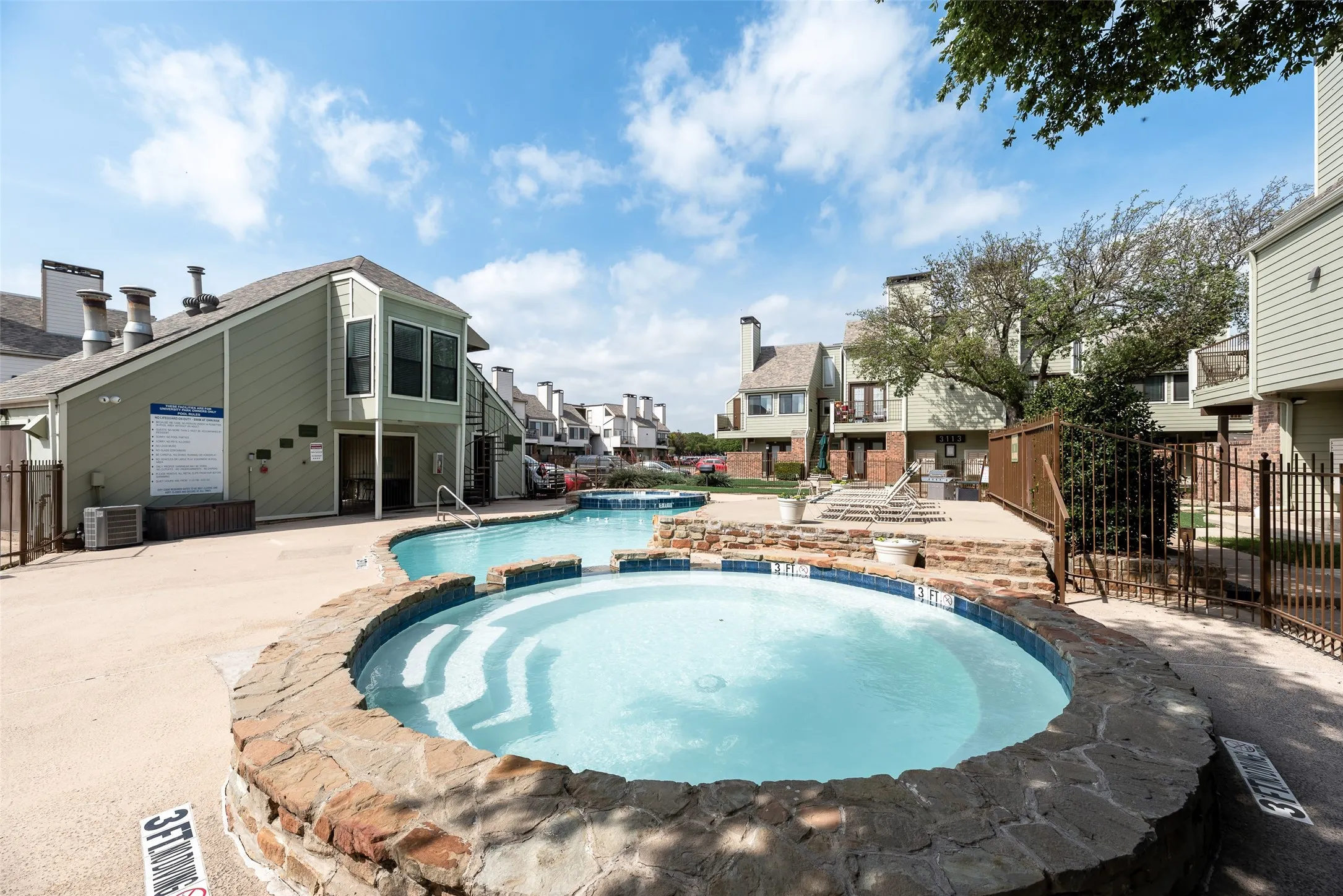 Condominium For Sale in Tarrant County , 3129 Sondra Drive 102, Fort Worth, Texas 76107, 1 Bedroom, 1 Bathroom, Garage spaces, 688 Sqft, built in 1983, mls#21390919, Real Estate Agent in Fort Worth, Homes For Sale in Tarrant county, Homes For Sale in Fort Worth, Realtor in Fort Worth Texas, Real Estate Brokerage Independent Realty Texas, Luminita Cordes Realtor