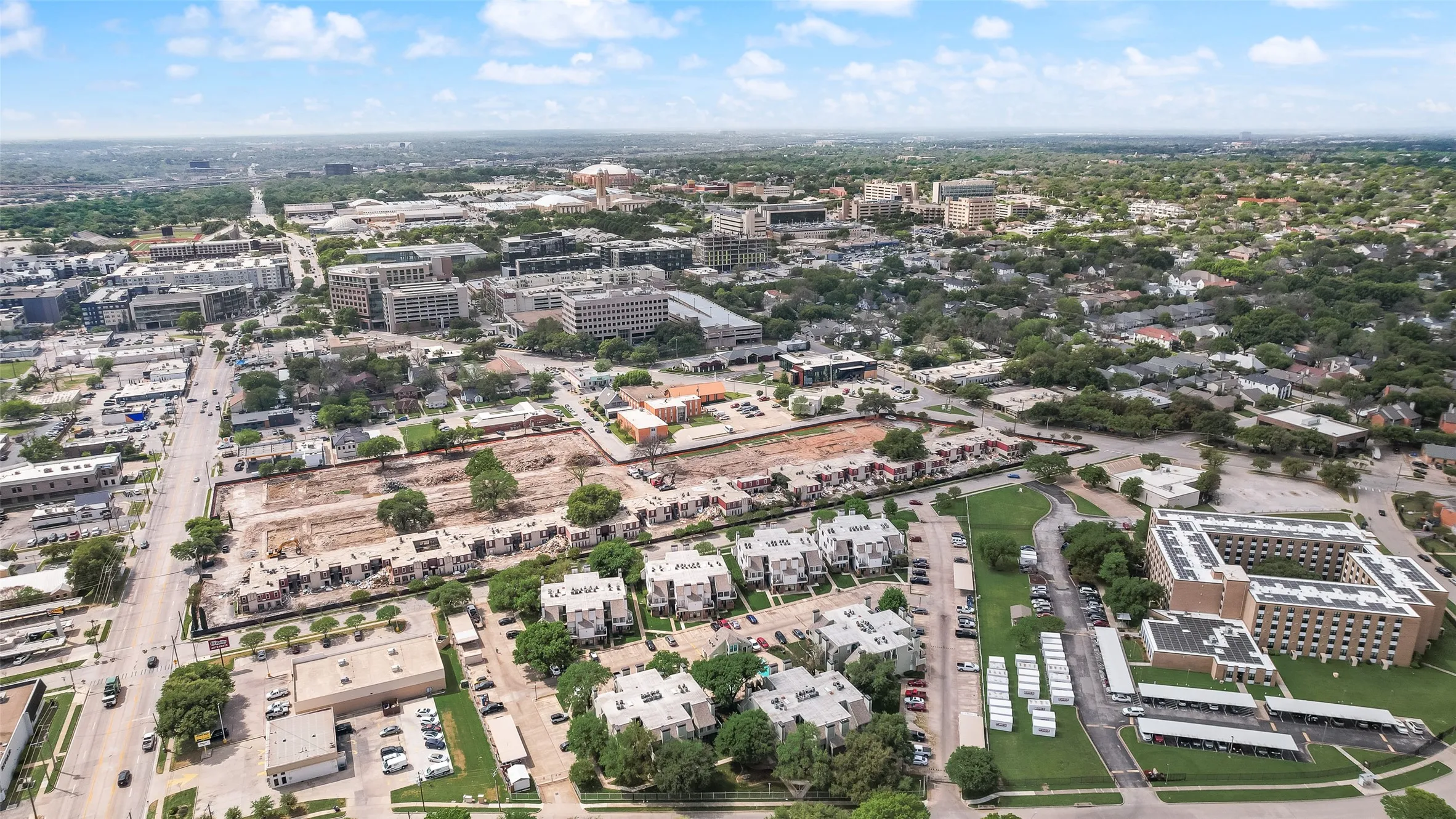 Condominium For Sale in Tarrant County , 3129 Sondra Drive 102, Fort Worth, Texas 76107, 1 Bedroom, 1 Bathroom, Garage spaces, 688 Sqft, built in 1983, mls#21390919, Real Estate Agent in Fort Worth, Homes For Sale in Tarrant county, Homes For Sale in Fort Worth, Realtor in Fort Worth Texas, Real Estate Brokerage Independent Realty Texas, Luminita Cordes Realtor