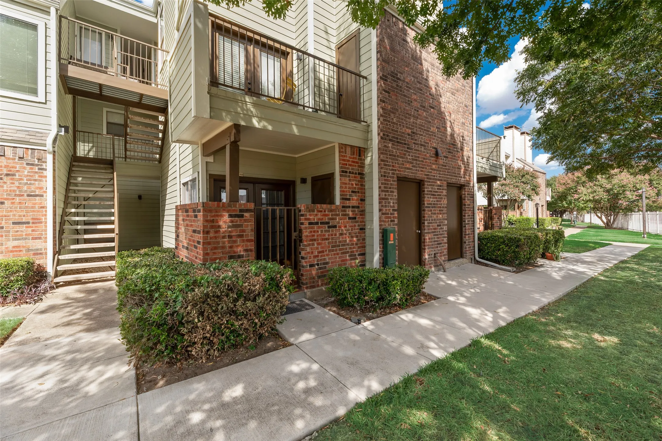 Condominium For Sale in Tarrant County , 3129 Sondra Drive 102, Fort Worth, Texas 76107, 1 Bedroom, 1 Bathroom, Garage spaces, 688 Sqft, built in 1983, mls#21390919, Real Estate Agent in Fort Worth, Homes For Sale in Tarrant county, Homes For Sale in Fort Worth, Realtor in Fort Worth Texas, Real Estate Brokerage Independent Realty Texas, Luminita Cordes Realtor