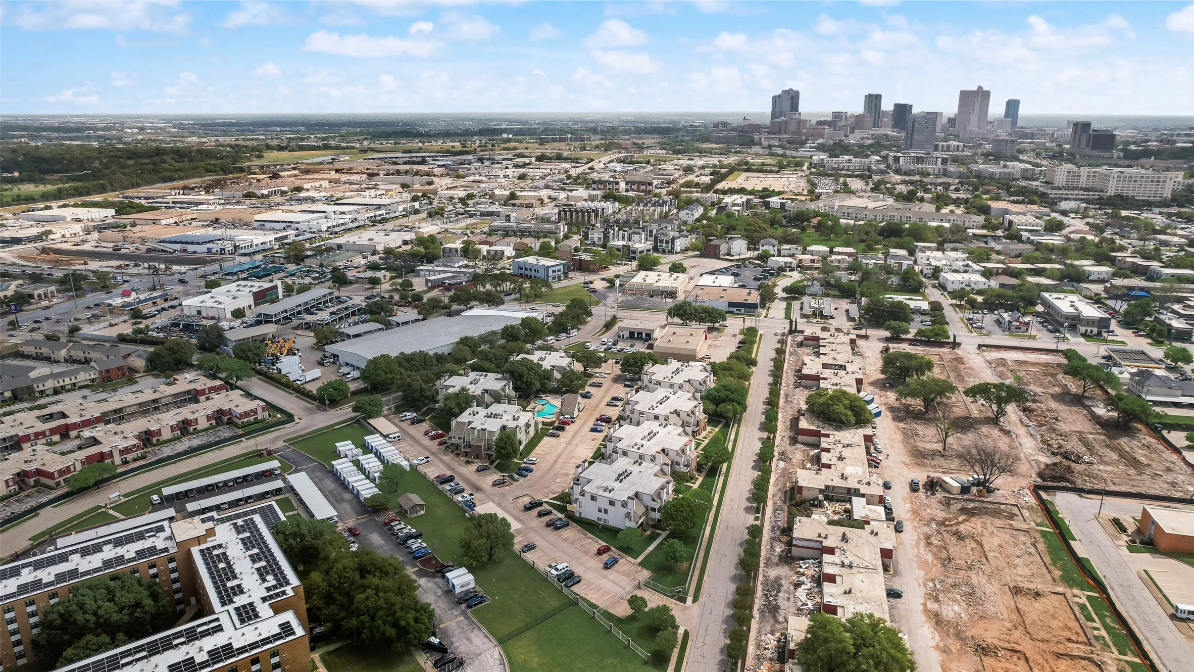 Condominium For Sale in Tarrant County , 3129 Sondra Drive 102, Fort Worth, Texas 76107, 1 Bedroom, 1 Bathroom, Garage spaces, 688 Sqft, built in 1983, mls#21390919, Real Estate Agent in Fort Worth, Homes For Sale in Tarrant county, Homes For Sale in Fort Worth, Realtor in Fort Worth Texas, Real Estate Brokerage Independent Realty Texas, Luminita Cordes Realtor