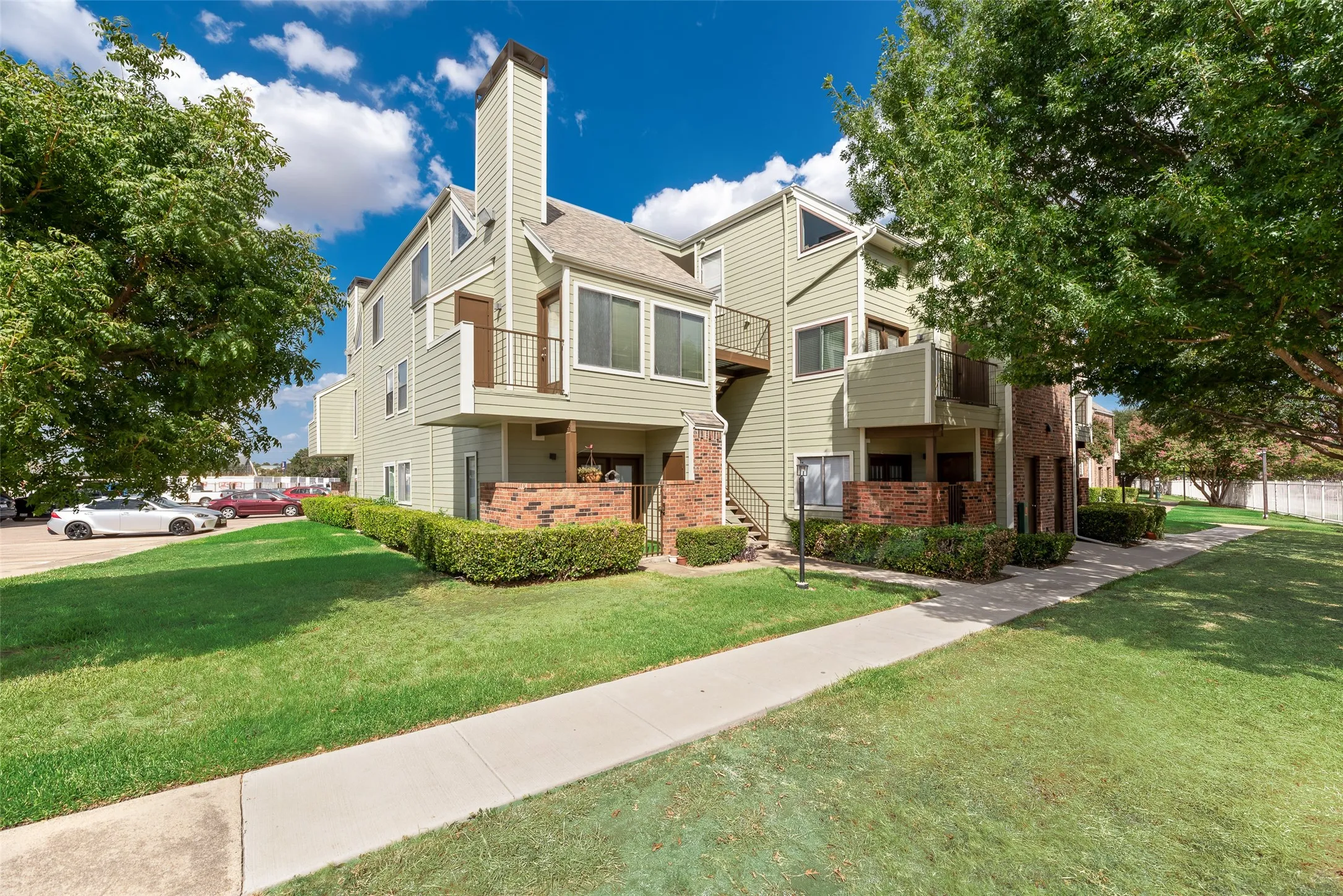 Condominium For Sale in Tarrant County , 3129 Sondra Drive 102, Fort Worth, Texas 76107, 1 Bedroom, 1 Bathroom, Garage spaces, 688 Sqft, built in 1983, mls#21390919, Real Estate Agent in Fort Worth, Homes For Sale in Tarrant county, Homes For Sale in Fort Worth, Realtor in Fort Worth Texas, Real Estate Brokerage Independent Realty Texas, Luminita Cordes Realtor