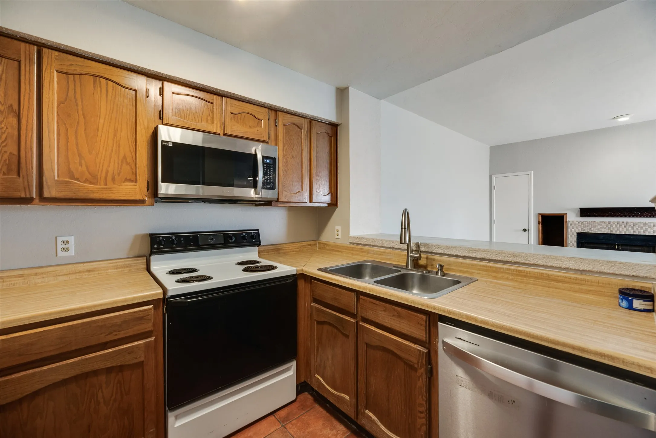 Condominium For Sale in Tarrant County , 3129 Sondra Drive 102, Fort Worth, Texas 76107, 1 Bedroom, 1 Bathroom, Garage spaces, 688 Sqft, built in 1983, mls#21390919, Real Estate Agent in Fort Worth, Homes For Sale in Tarrant county, Homes For Sale in Fort Worth, Realtor in Fort Worth Texas, Real Estate Brokerage Independent Realty Texas, Luminita Cordes Realtor
