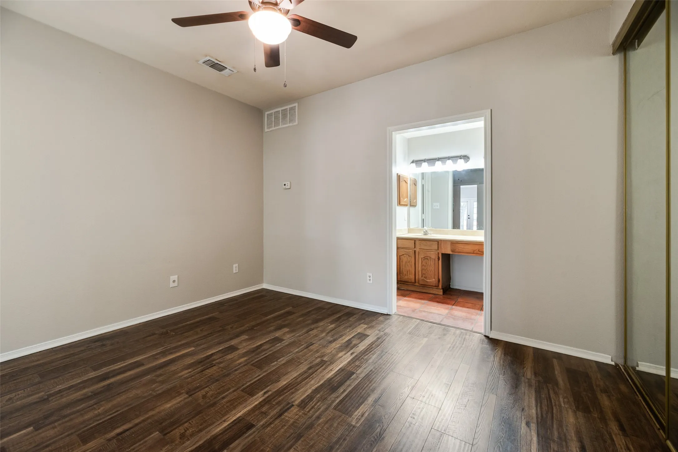 Condominium For Sale in Tarrant County , 3129 Sondra Drive 102, Fort Worth, Texas 76107, 1 Bedroom, 1 Bathroom, Garage spaces, 688 Sqft, built in 1983, mls#21390919, Real Estate Agent in Fort Worth, Homes For Sale in Tarrant county, Homes For Sale in Fort Worth, Realtor in Fort Worth Texas, Real Estate Brokerage Independent Realty Texas, Luminita Cordes Realtor