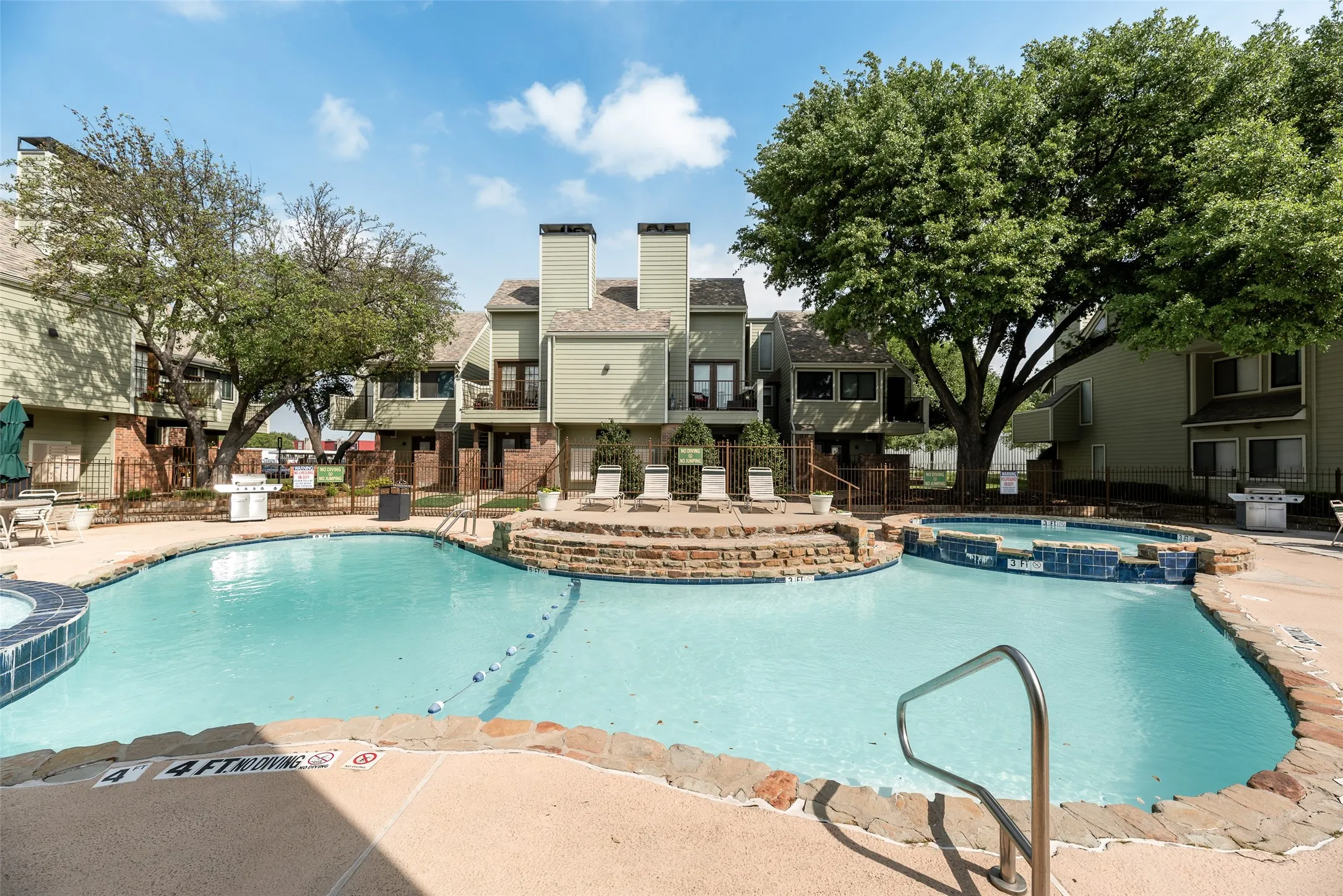 Condominium For Sale in Tarrant County , 3129 Sondra Drive 102, Fort Worth, Texas 76107, 1 Bedroom, 1 Bathroom, Garage spaces, 688 Sqft, built in 1983, mls#21390919, Real Estate Agent in Fort Worth, Homes For Sale in Tarrant county, Homes For Sale in Fort Worth, Realtor in Fort Worth Texas, Real Estate Brokerage Independent Realty Texas, Luminita Cordes Realtor