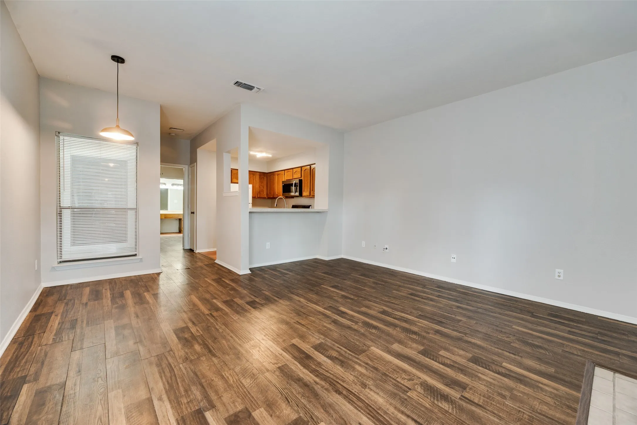 Condominium For Sale in Tarrant County , 3129 Sondra Drive 102, Fort Worth, Texas 76107, 1 Bedroom, 1 Bathroom, Garage spaces, 688 Sqft, built in 1983, mls#21390919, Real Estate Agent in Fort Worth, Homes For Sale in Tarrant county, Homes For Sale in Fort Worth, Realtor in Fort Worth Texas, Real Estate Brokerage Independent Realty Texas, Luminita Cordes Realtor