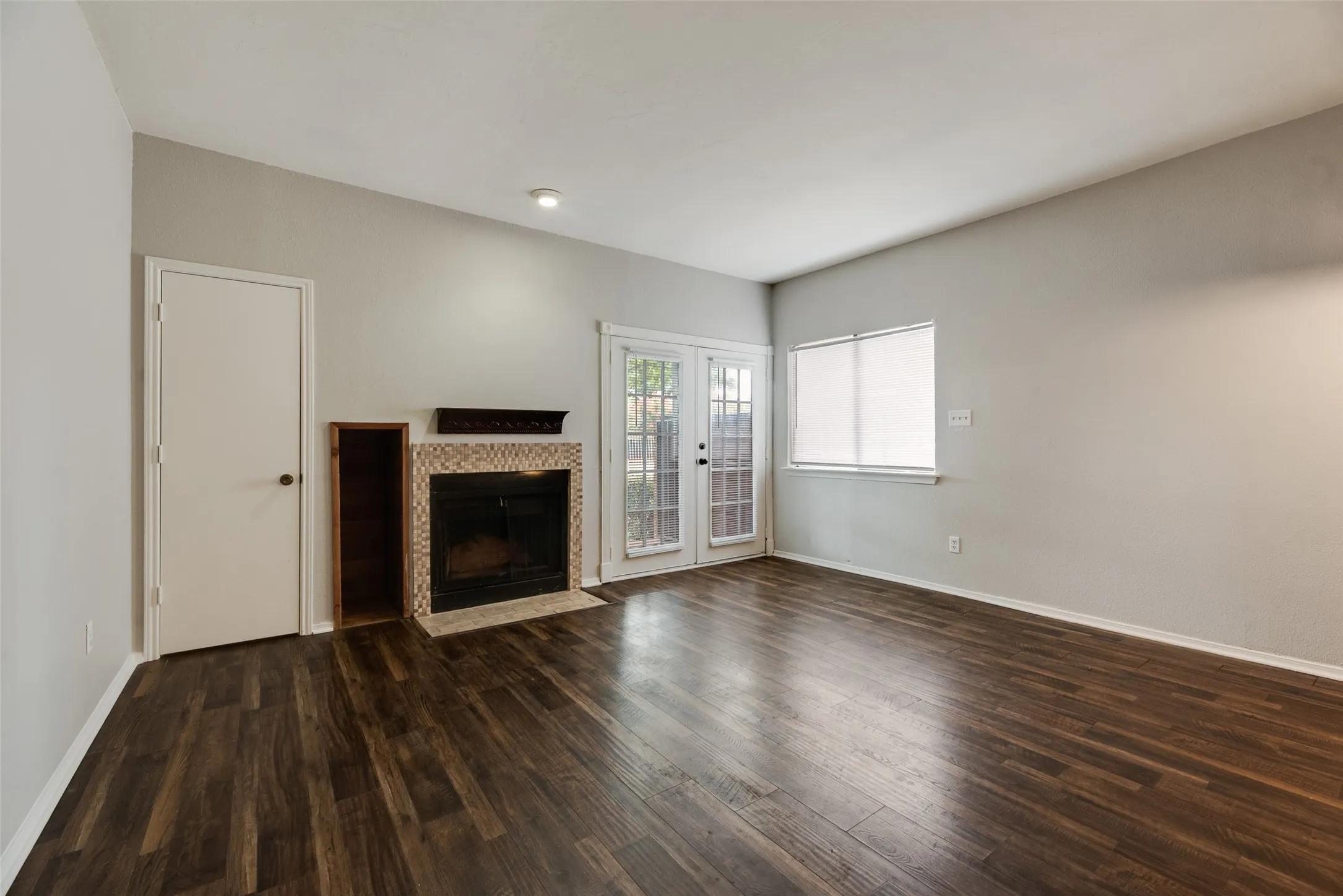Condominium For Sale in Tarrant County , 3129 Sondra Drive 102, Fort Worth, Texas 76107, 1 Bedroom, 1 Bathroom, Garage spaces, 688 Sqft, built in 1983, mls#21390919, Real Estate Agent in Fort Worth, Homes For Sale in Tarrant county, Homes For Sale in Fort Worth, Realtor in Fort Worth Texas, Real Estate Brokerage Independent Realty Texas, Luminita Cordes Realtor