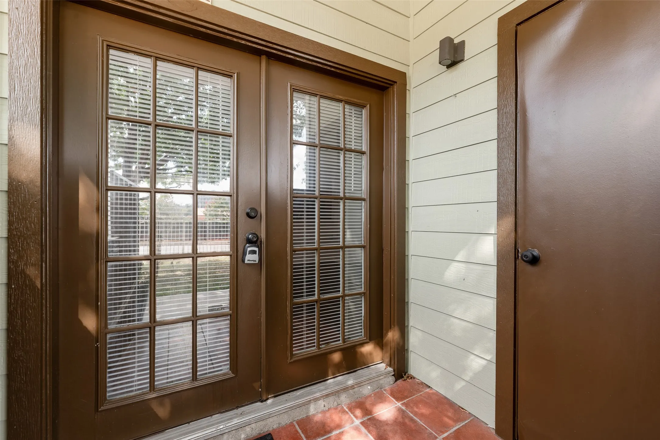 Condominium For Sale in Tarrant County , 3129 Sondra Drive 102, Fort Worth, Texas 76107, 1 Bedroom, 1 Bathroom, Garage spaces, 688 Sqft, built in 1983, mls#21390919, Real Estate Agent in Fort Worth, Homes For Sale in Tarrant county, Homes For Sale in Fort Worth, Realtor in Fort Worth Texas, Real Estate Brokerage Independent Realty Texas, Luminita Cordes Realtor