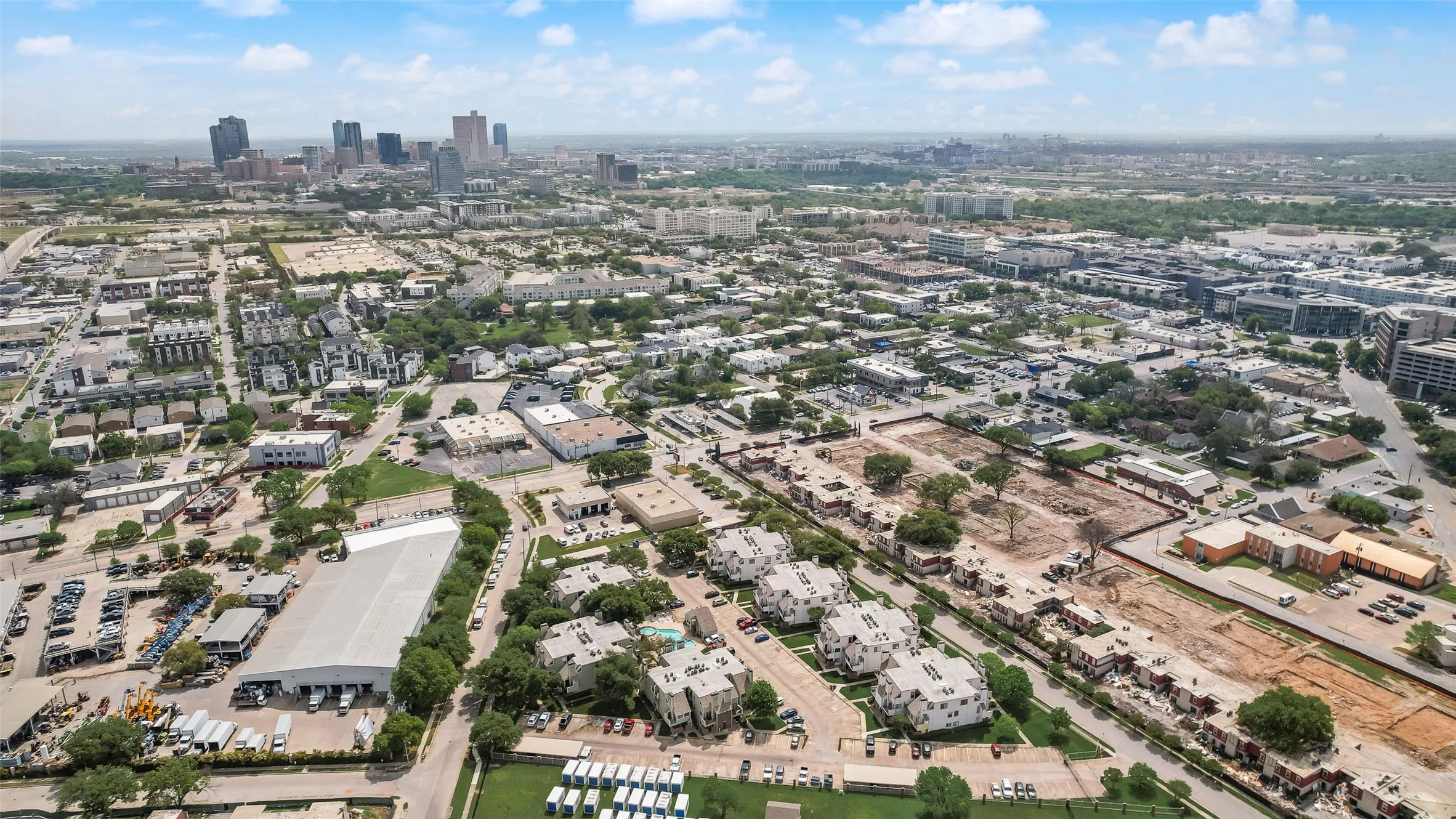 Condominium For Sale in Tarrant County , 3129 Sondra Drive 102, Fort Worth, Texas 76107, 1 Bedroom, 1 Bathroom, Garage spaces, 688 Sqft, built in 1983, mls#21390919, Real Estate Agent in Fort Worth, Homes For Sale in Tarrant county, Homes For Sale in Fort Worth, Realtor in Fort Worth Texas, Real Estate Brokerage Independent Realty Texas, Luminita Cordes Realtor