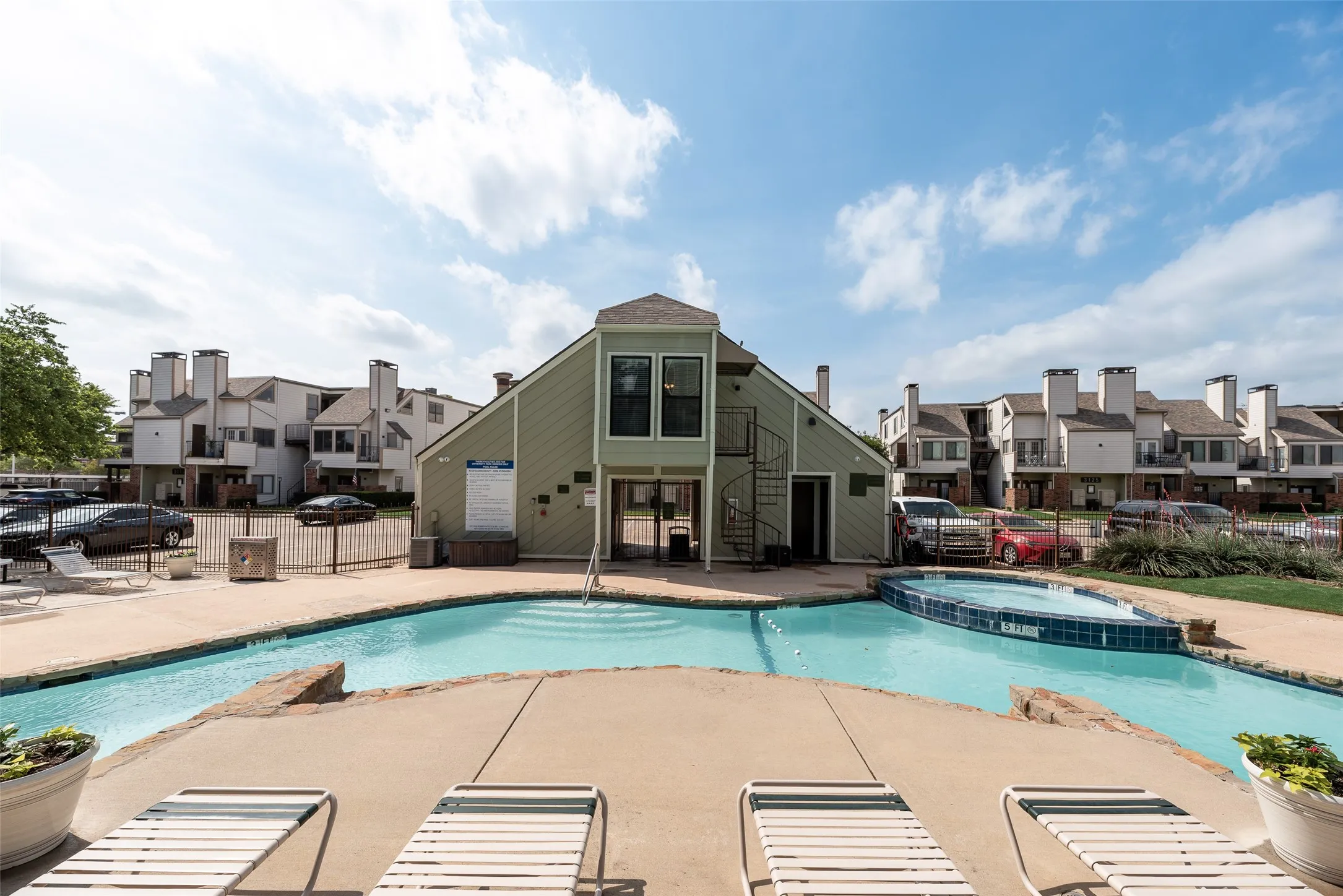 Condominium For Sale in Tarrant County , 3129 Sondra Drive 102, Fort Worth, Texas 76107, 1 Bedroom, 1 Bathroom, Garage spaces, 688 Sqft, built in 1983, mls#21390919, Real Estate Agent in Fort Worth, Homes For Sale in Tarrant county, Homes For Sale in Fort Worth, Realtor in Fort Worth Texas, Real Estate Brokerage Independent Realty Texas, Luminita Cordes Realtor