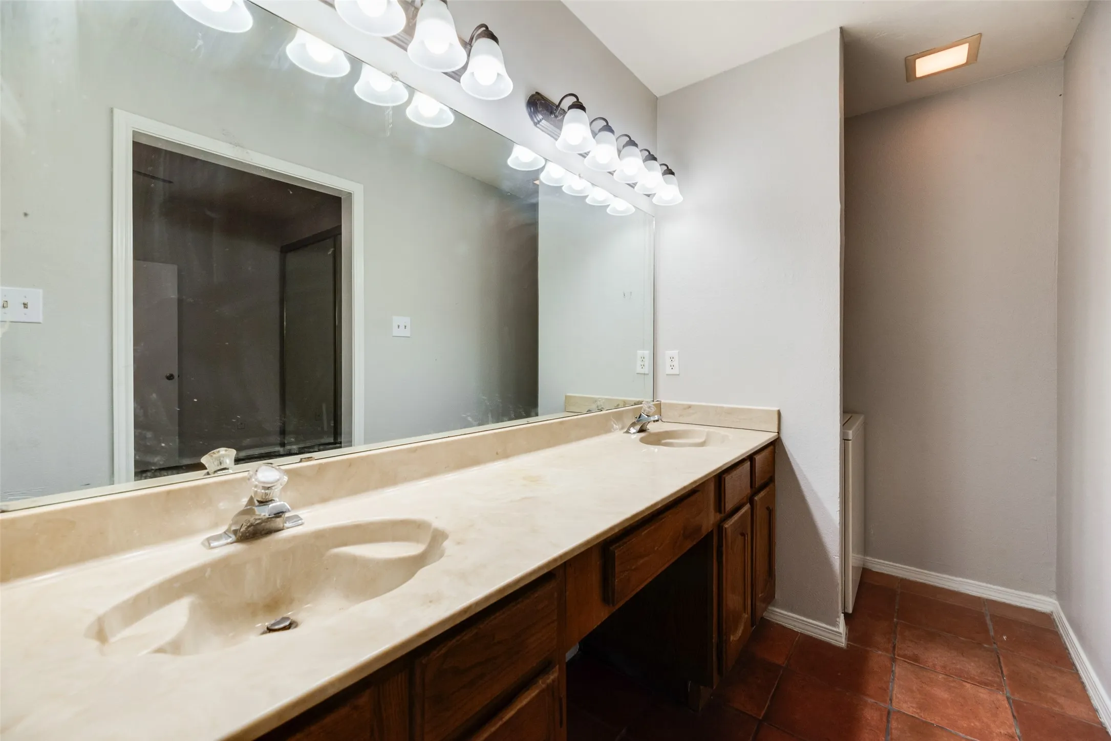 Condominium For Sale in Tarrant County , 3129 Sondra Drive 102, Fort Worth, Texas 76107, 1 Bedroom, 1 Bathroom, Garage spaces, 688 Sqft, built in 1983, mls#21390919, Real Estate Agent in Fort Worth, Homes For Sale in Tarrant county, Homes For Sale in Fort Worth, Realtor in Fort Worth Texas, Real Estate Brokerage Independent Realty Texas, Luminita Cordes Realtor
