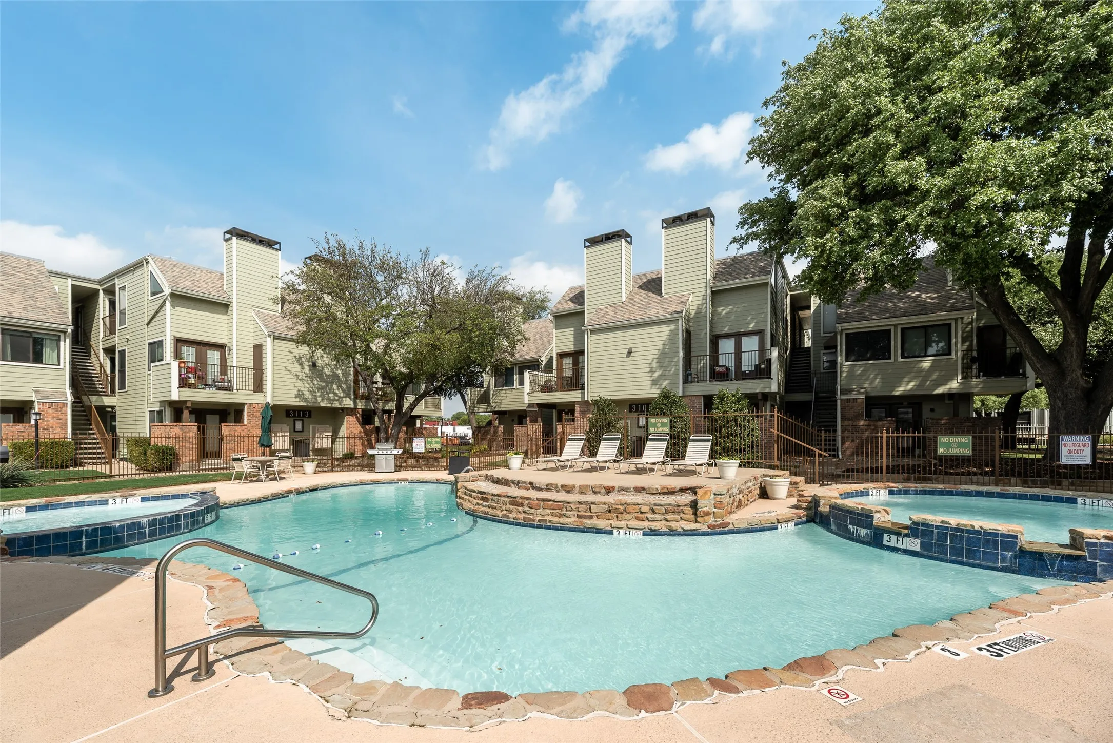 Condominium For Sale in Tarrant County , 3129 Sondra Drive 102, Fort Worth, Texas 76107, 1 Bedroom, 1 Bathroom, Garage spaces, 688 Sqft, built in 1983, mls#21390919, Real Estate Agent in Fort Worth, Homes For Sale in Tarrant county, Homes For Sale in Fort Worth, Realtor in Fort Worth Texas, Real Estate Brokerage Independent Realty Texas, Luminita Cordes Realtor