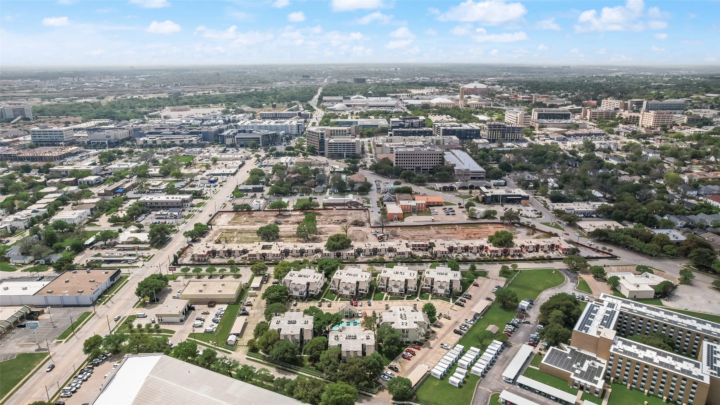 Condominium For Sale in Tarrant County , 3129 Sondra Drive 102, Fort Worth, Texas 76107, 1 Bedroom, 1 Bathroom, Garage spaces, 688 Sqft, built in 1983, mls#21390919, Real Estate Agent in Fort Worth, Homes For Sale in Tarrant county, Homes For Sale in Fort Worth, Realtor in Fort Worth Texas, Real Estate Brokerage Independent Realty Texas, Luminita Cordes Realtor