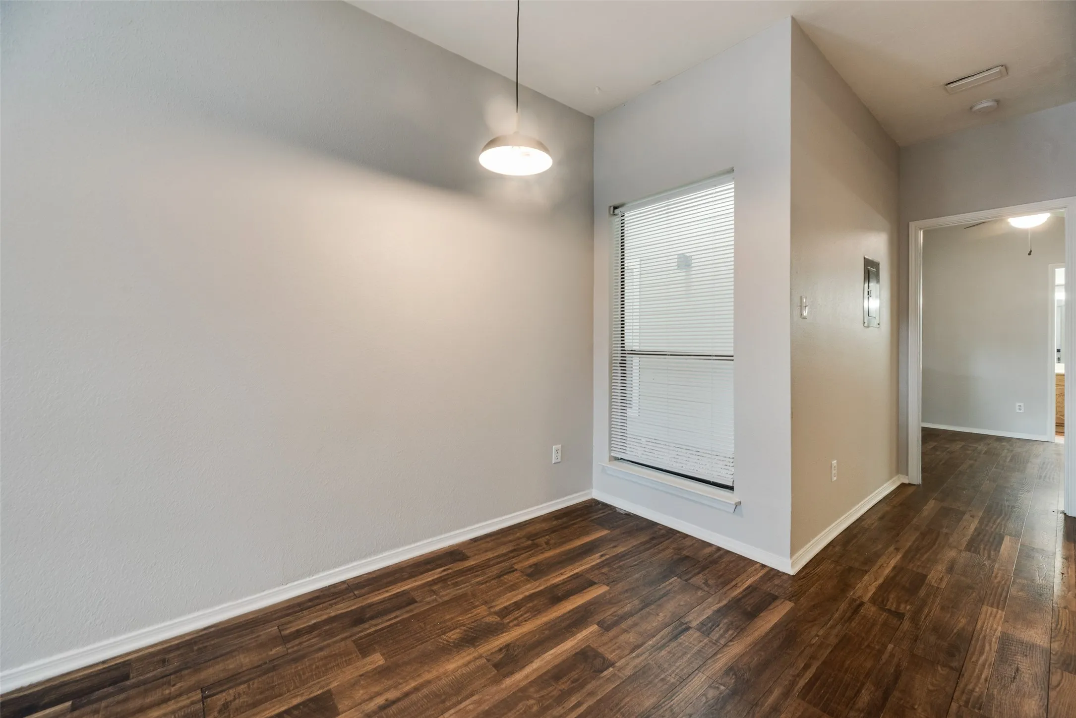 Condominium For Sale in Tarrant County , 3129 Sondra Drive 102, Fort Worth, Texas 76107, 1 Bedroom, 1 Bathroom, Garage spaces, 688 Sqft, built in 1983, mls#21390919, Real Estate Agent in Fort Worth, Homes For Sale in Tarrant county, Homes For Sale in Fort Worth, Realtor in Fort Worth Texas, Real Estate Brokerage Independent Realty Texas, Luminita Cordes Realtor