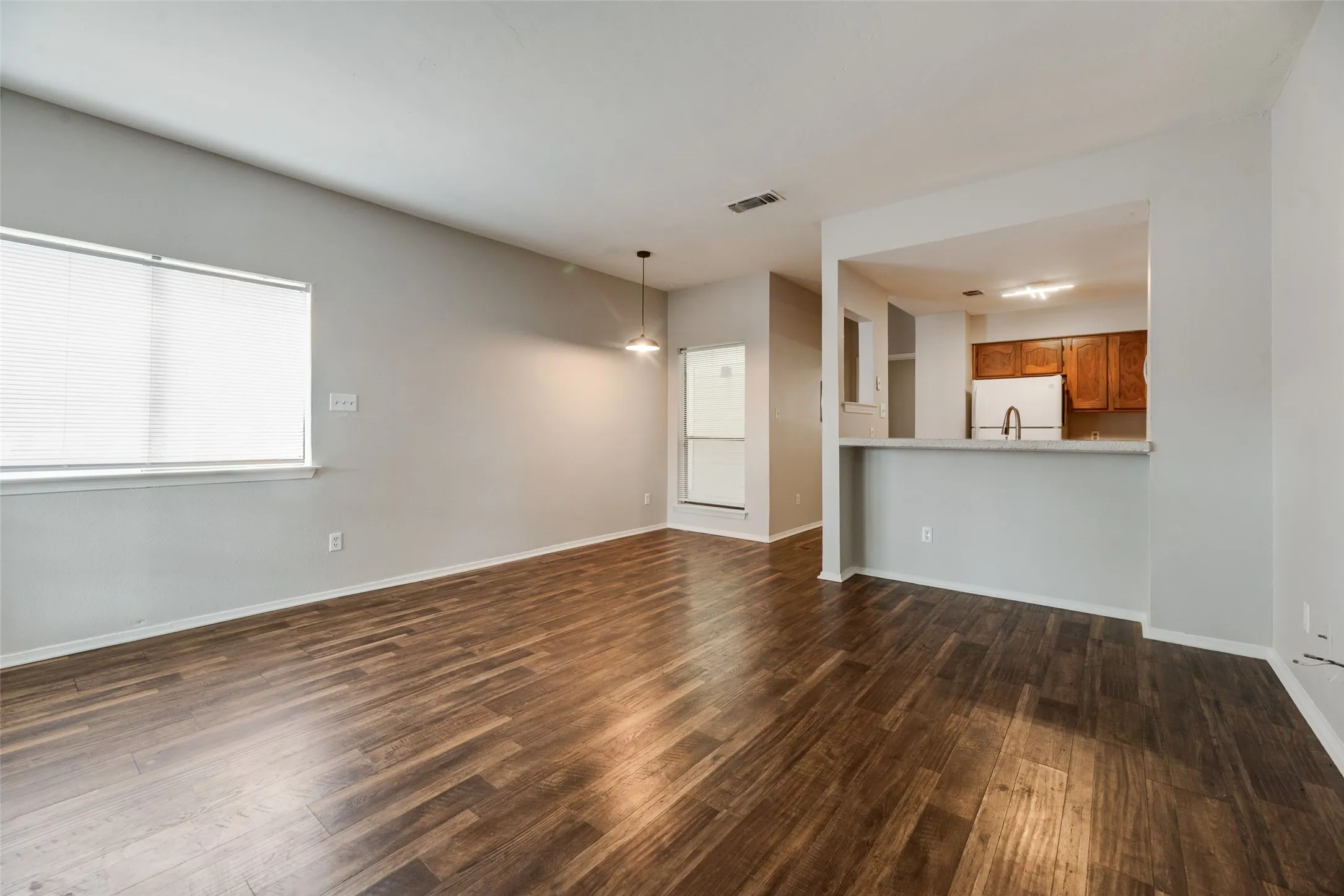 Condominium For Sale in Tarrant County , 3129 Sondra Drive 102, Fort Worth, Texas 76107, 1 Bedroom, 1 Bathroom, Garage spaces, 688 Sqft, built in 1983, mls#21390919, Real Estate Agent in Fort Worth, Homes For Sale in Tarrant county, Homes For Sale in Fort Worth, Realtor in Fort Worth Texas, Real Estate Brokerage Independent Realty Texas, Luminita Cordes Realtor