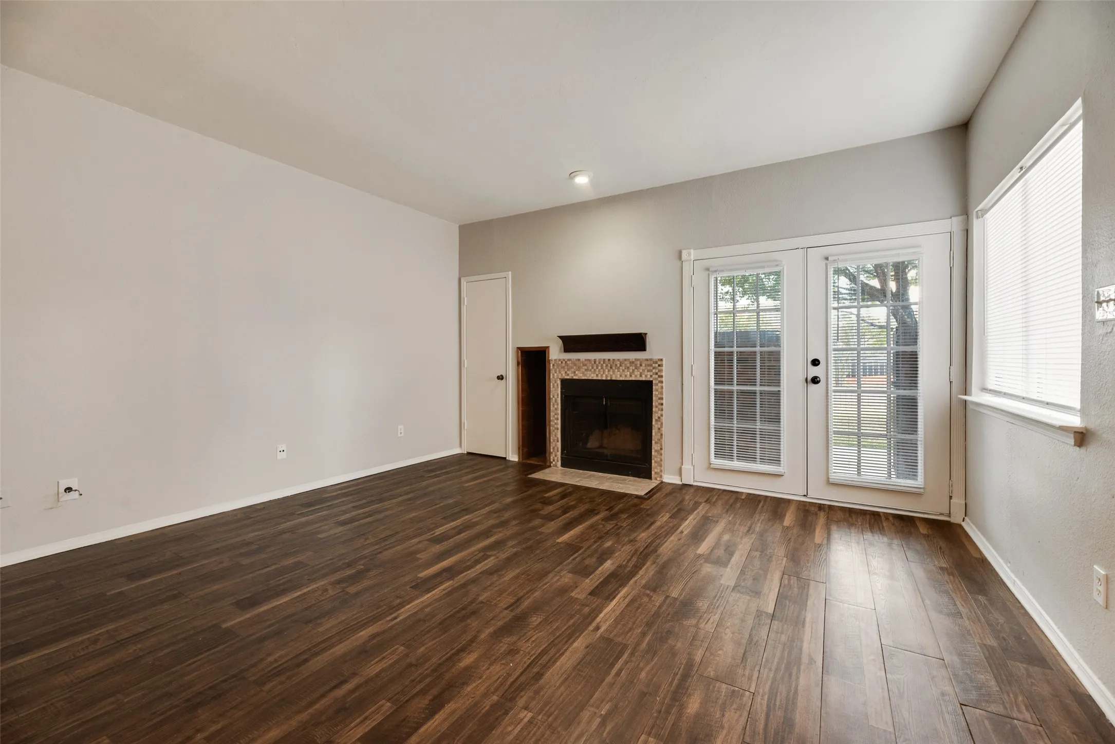 Condominium For Sale in Tarrant County , 3129 Sondra Drive 102, Fort Worth, Texas 76107, 1 Bedroom, 1 Bathroom, Garage spaces, 688 Sqft, built in 1983, mls#21390919, Real Estate Agent in Fort Worth, Homes For Sale in Tarrant county, Homes For Sale in Fort Worth, Realtor in Fort Worth Texas, Real Estate Brokerage Independent Realty Texas, Luminita Cordes Realtor