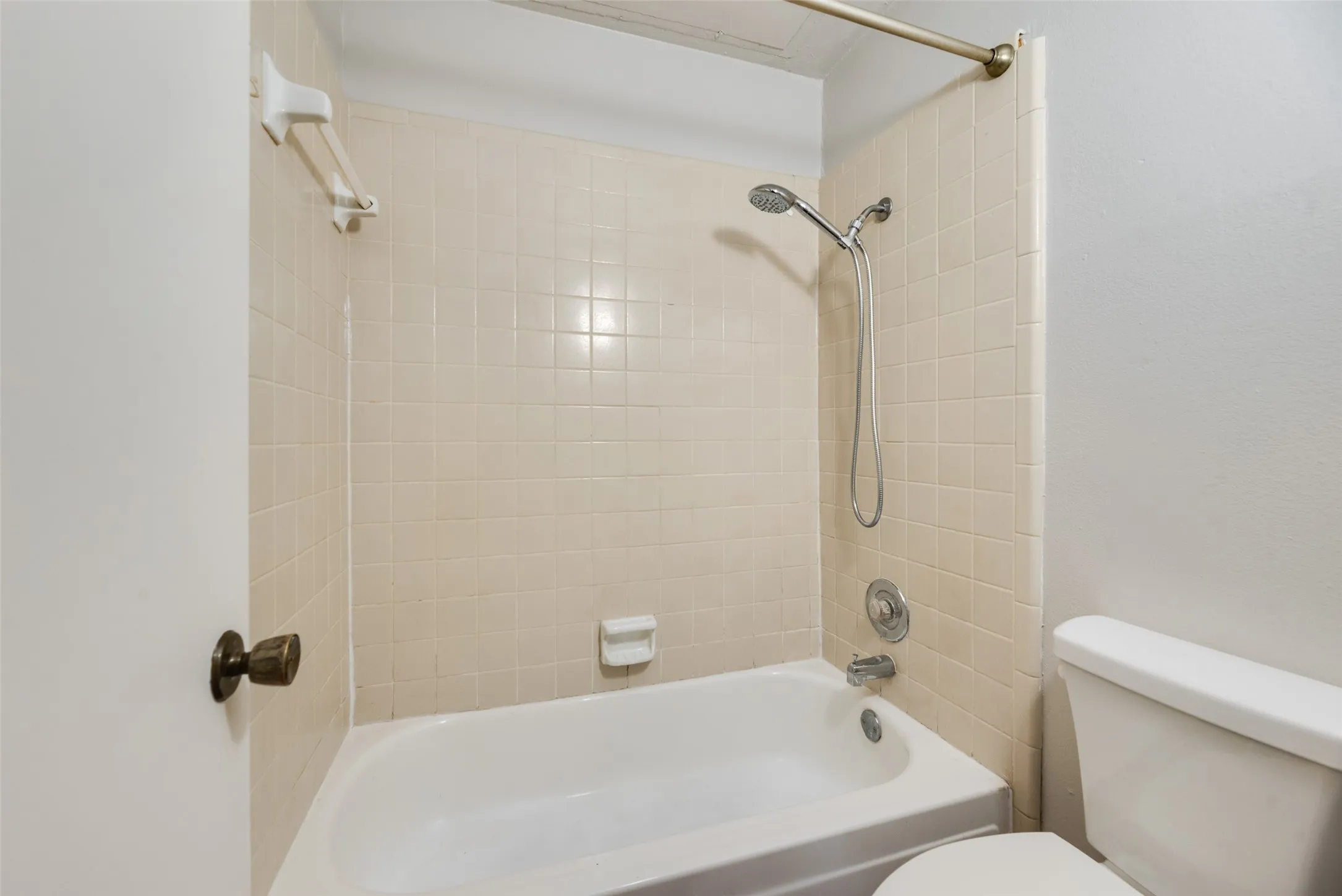 Condominium For Sale in Tarrant County , 3129 Sondra Drive 102, Fort Worth, Texas 76107, 1 Bedroom, 1 Bathroom, Garage spaces, 688 Sqft, built in 1983, mls#21390919, Real Estate Agent in Fort Worth, Homes For Sale in Tarrant county, Homes For Sale in Fort Worth, Realtor in Fort Worth Texas, Real Estate Brokerage Independent Realty Texas, Luminita Cordes Realtor