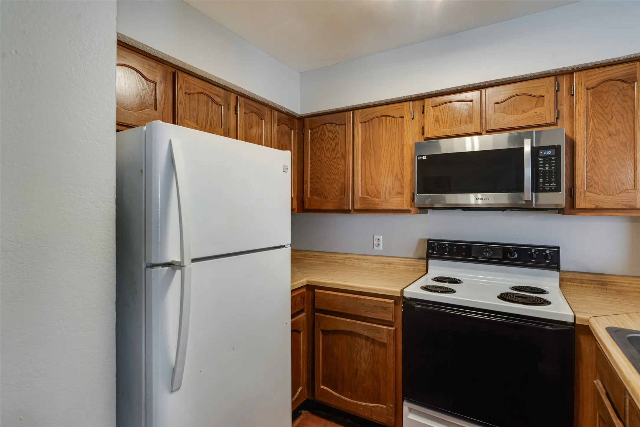 Condominium For Sale in Tarrant County , 3129 Sondra Drive 102, Fort Worth, Texas 76107, 1 Bedroom, 1 Bathroom, Garage spaces, 688 Sqft, built in 1983, mls#21390919, Real Estate Agent in Fort Worth, Homes For Sale in Tarrant county, Homes For Sale in Fort Worth, Realtor in Fort Worth Texas, Real Estate Brokerage Independent Realty Texas, Luminita Cordes Realtor