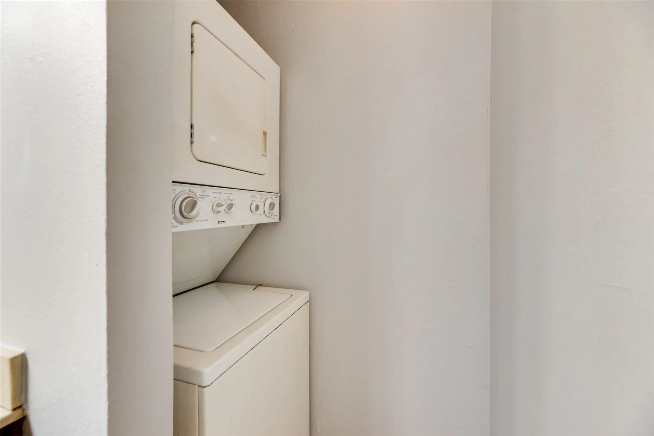 Condominium For Sale in Tarrant County , 3129 Sondra Drive 102, Fort Worth, Texas 76107, 1 Bedroom, 1 Bathroom, Garage spaces, 688 Sqft, built in 1983, mls#21390919, Real Estate Agent in Fort Worth, Homes For Sale in Tarrant county, Homes For Sale in Fort Worth, Realtor in Fort Worth Texas, Real Estate Brokerage Independent Realty Texas, Luminita Cordes Realtor