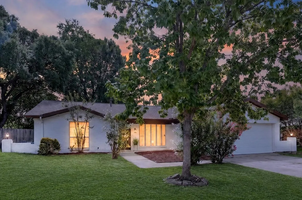 Single Family Residence For Sale in Tarrant County , 1904 Briar Meadow Drive, Arlington, Texas 76014, 3 Bedroom, 2 Bathroom, 2 Garage spaces, 1,769 Sqft, built in 1977, mls#21390720, Real Estate Agent in Arlington, Homes For Sale in Tarrant county, Homes For Sale in Arlington, Realtor in Arlington Texas, Real Estate Brokerage Independent Realty Texas, Luminita Cordes Realtor