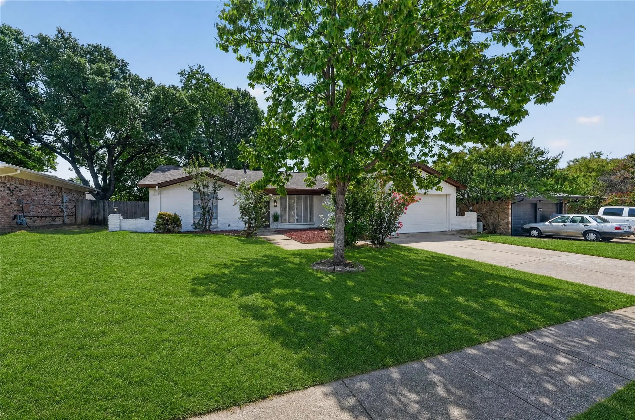 Single Family Residence For Sale in Tarrant County , 1904 Briar Meadow Drive, Arlington, Texas 76014, 3 Bedroom, 2 Bathroom, 2 Garage spaces, 1,769 Sqft, built in 1977, mls#21390720, Real Estate Agent in Arlington, Homes For Sale in Tarrant county, Homes For Sale in Arlington, Realtor in Arlington Texas, Real Estate Brokerage Independent Realty Texas, Luminita Cordes Realtor