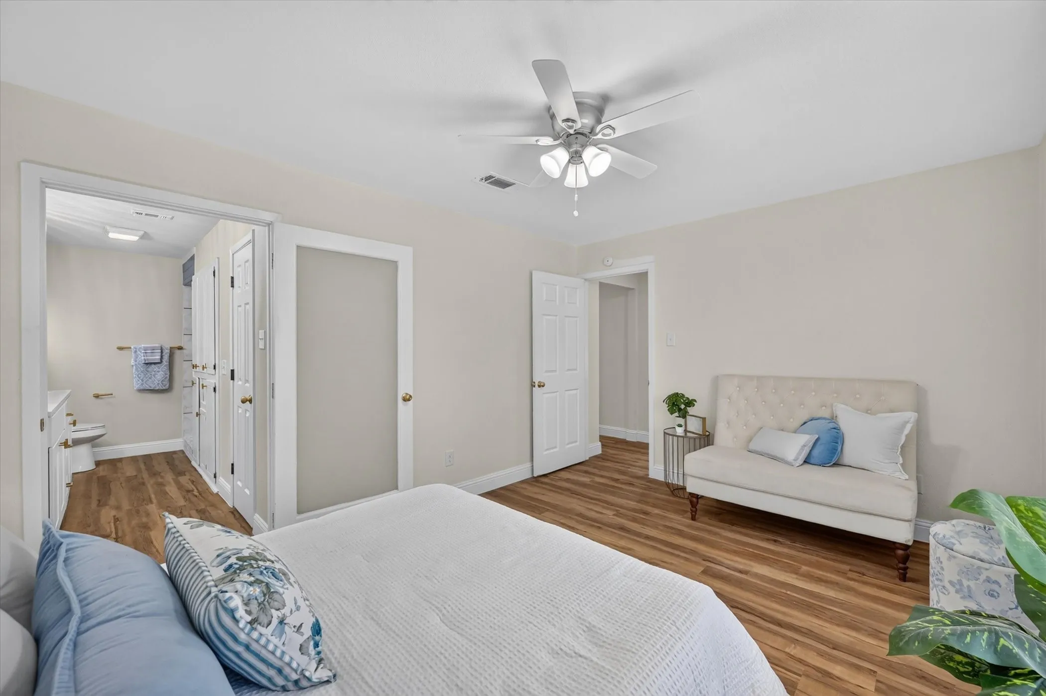 Single Family Residence For Sale in Tarrant County , 1904 Briar Meadow Drive, Arlington, Texas 76014, 3 Bedroom, 2 Bathroom, 2 Garage spaces, 1,769 Sqft, built in 1977, mls#21390720, Real Estate Agent in Arlington, Homes For Sale in Tarrant county, Homes For Sale in Arlington, Realtor in Arlington Texas, Real Estate Brokerage Independent Realty Texas, Luminita Cordes Realtor
