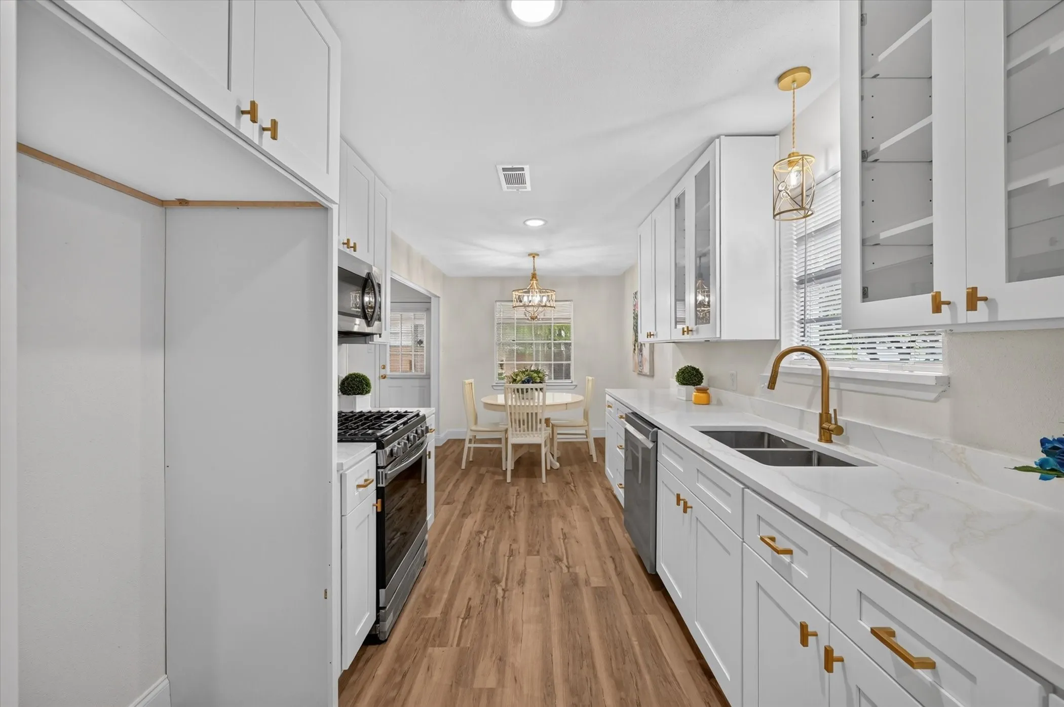 Single Family Residence For Sale in Tarrant County , 1904 Briar Meadow Drive, Arlington, Texas 76014, 3 Bedroom, 2 Bathroom, 2 Garage spaces, 1,769 Sqft, built in 1977, mls#21390720, Real Estate Agent in Arlington, Homes For Sale in Tarrant county, Homes For Sale in Arlington, Realtor in Arlington Texas, Real Estate Brokerage Independent Realty Texas, Luminita Cordes Realtor