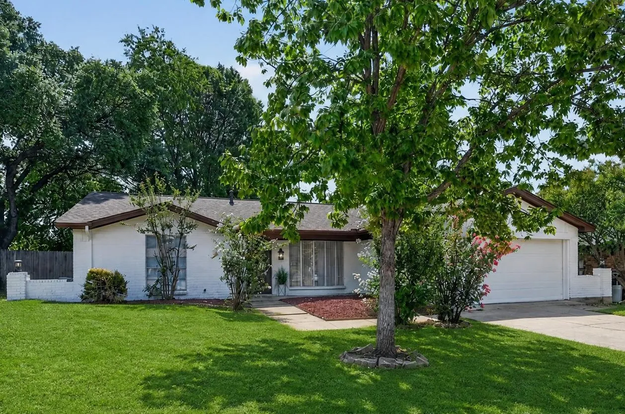 Single Family Residence For Sale in Tarrant County , 1904 Briar Meadow Drive, Arlington, Texas 76014, 3 Bedroom, 2 Bathroom, 2 Garage spaces, 1,769 Sqft, built in 1977, mls#21390720, Real Estate Agent in Arlington, Homes For Sale in Tarrant county, Homes For Sale in Arlington, Realtor in Arlington Texas, Real Estate Brokerage Independent Realty Texas, Luminita Cordes Realtor