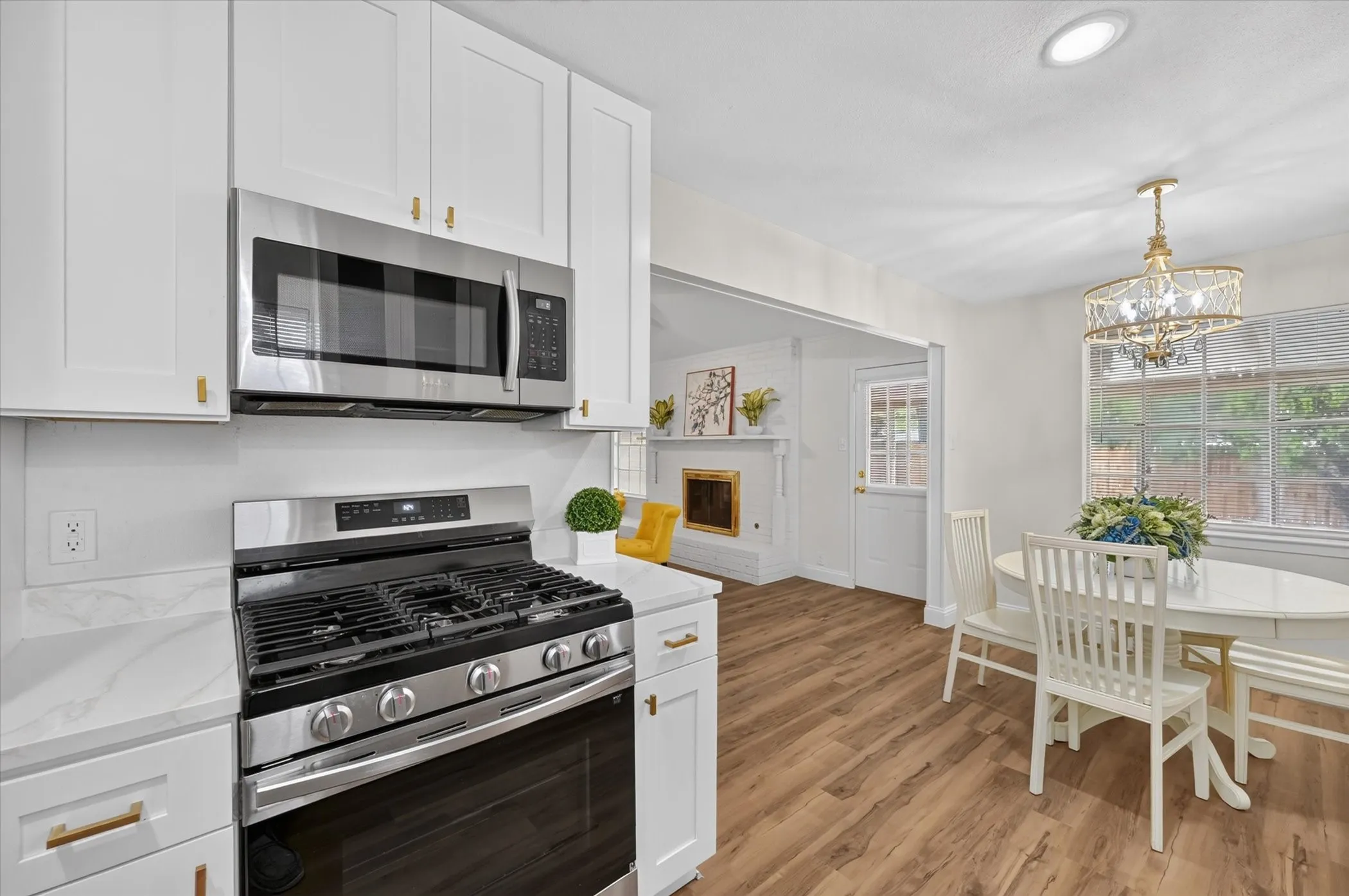 Single Family Residence For Sale in Tarrant County , 1904 Briar Meadow Drive, Arlington, Texas 76014, 3 Bedroom, 2 Bathroom, 2 Garage spaces, 1,769 Sqft, built in 1977, mls#21390720, Real Estate Agent in Arlington, Homes For Sale in Tarrant county, Homes For Sale in Arlington, Realtor in Arlington Texas, Real Estate Brokerage Independent Realty Texas, Luminita Cordes Realtor