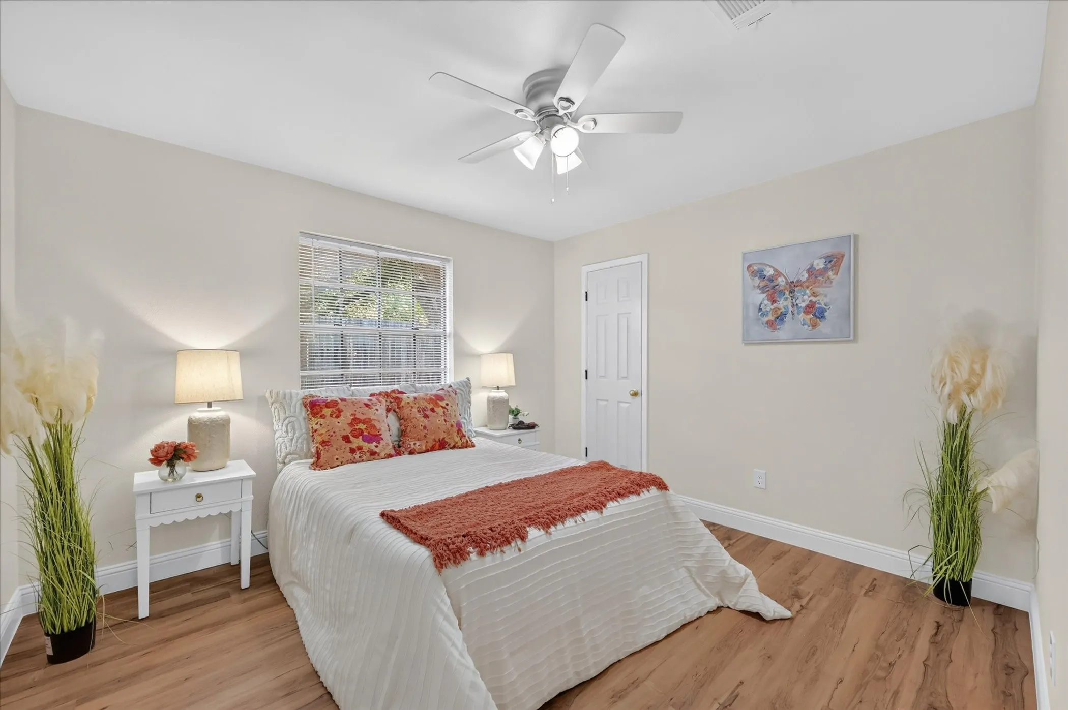 Single Family Residence For Sale in Tarrant County , 1904 Briar Meadow Drive, Arlington, Texas 76014, 3 Bedroom, 2 Bathroom, 2 Garage spaces, 1,769 Sqft, built in 1977, mls#21390720, Real Estate Agent in Arlington, Homes For Sale in Tarrant county, Homes For Sale in Arlington, Realtor in Arlington Texas, Real Estate Brokerage Independent Realty Texas, Luminita Cordes Realtor