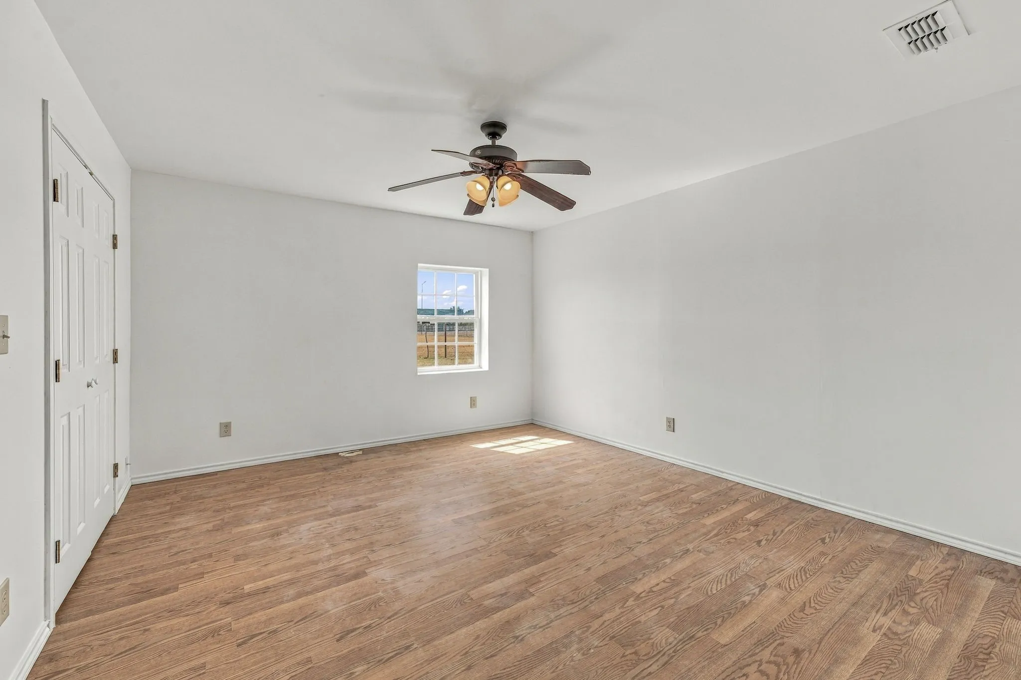 Single Family Residence For Sale in Erath County , 7829 County Road 176, Stephenville, Texas 76401, 2 Bedroom, 1 Bathroom, Garage spaces, 1,340 Sqft, built in 2007, mls#21390934, Real Estate Agent in Stephenville, Homes For Sale in Erath county, Homes For Sale in Stephenville, Realtor in Stephenville Texas, Real Estate Brokerage Independent Realty Texas, Luminita Cordes Realtor