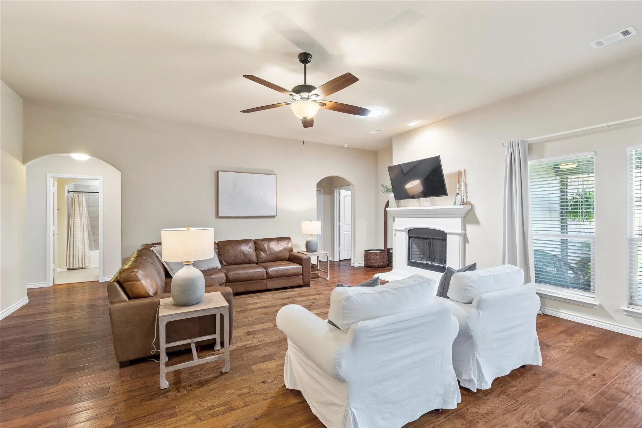 Single Family Residence For Sale in Kaufman County , 400 Acadia Lane, Forney, Texas 75126, 4 Bedroom, 2 Bathroom, 2 Garage spaces, 2,137 Sqft, built in 2016, mls#21390929, Real Estate Agent in Forney, Homes For Sale in Kaufman county, Homes For Sale in Forney, Realtor in Forney Texas, Real Estate Brokerage Independent Realty Texas, Luminita Cordes Realtor