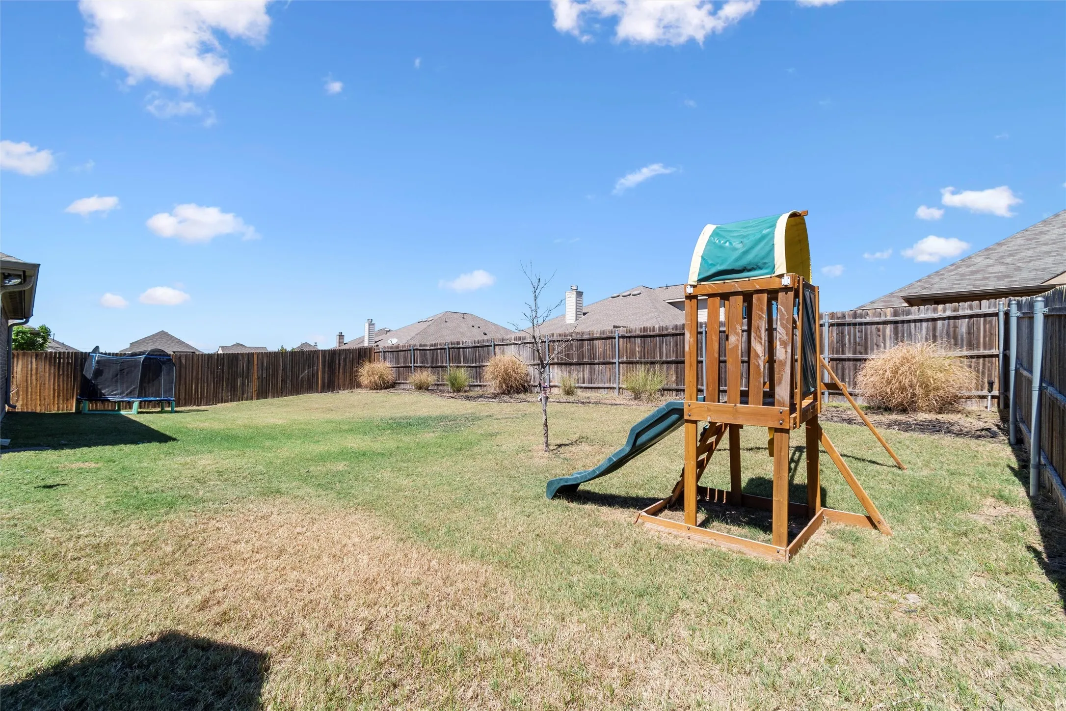 Single Family Residence For Sale in Kaufman County , 400 Acadia Lane, Forney, Texas 75126, 4 Bedroom, 2 Bathroom, 2 Garage spaces, 2,137 Sqft, built in 2016, mls#21390929, Real Estate Agent in Forney, Homes For Sale in Kaufman county, Homes For Sale in Forney, Realtor in Forney Texas, Real Estate Brokerage Independent Realty Texas, Luminita Cordes Realtor