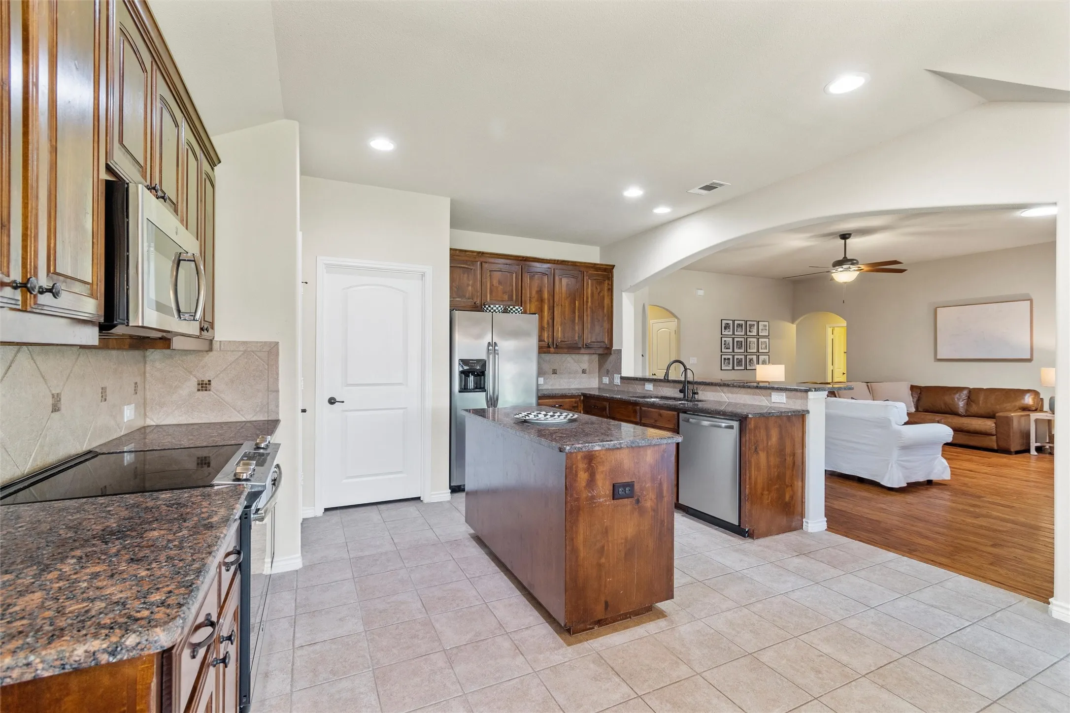 Single Family Residence For Sale in Kaufman County , 400 Acadia Lane, Forney, Texas 75126, 4 Bedroom, 2 Bathroom, 2 Garage spaces, 2,137 Sqft, built in 2016, mls#21390929, Real Estate Agent in Forney, Homes For Sale in Kaufman county, Homes For Sale in Forney, Realtor in Forney Texas, Real Estate Brokerage Independent Realty Texas, Luminita Cordes Realtor