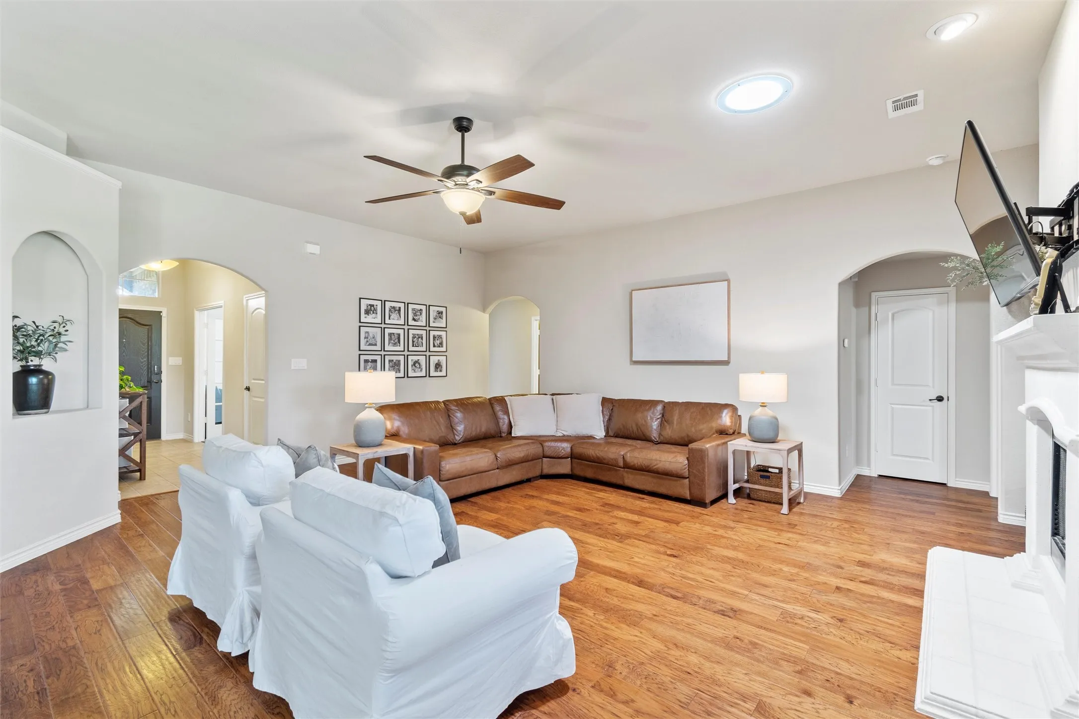 Single Family Residence For Sale in Kaufman County , 400 Acadia Lane, Forney, Texas 75126, 4 Bedroom, 2 Bathroom, 2 Garage spaces, 2,137 Sqft, built in 2016, mls#21390929, Real Estate Agent in Forney, Homes For Sale in Kaufman county, Homes For Sale in Forney, Realtor in Forney Texas, Real Estate Brokerage Independent Realty Texas, Luminita Cordes Realtor