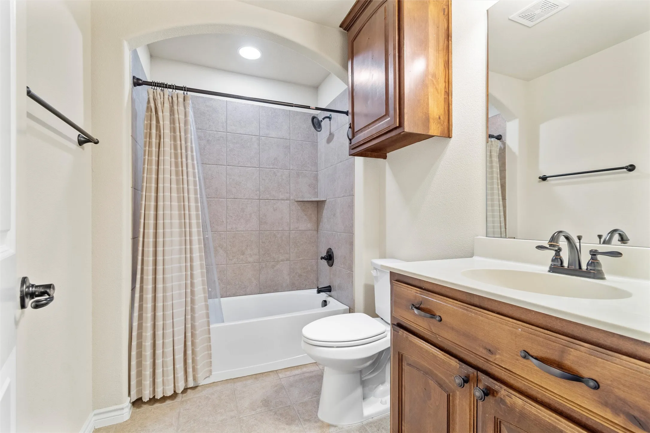 Single Family Residence For Sale in Kaufman County , 400 Acadia Lane, Forney, Texas 75126, 4 Bedroom, 2 Bathroom, 2 Garage spaces, 2,137 Sqft, built in 2016, mls#21390929, Real Estate Agent in Forney, Homes For Sale in Kaufman county, Homes For Sale in Forney, Realtor in Forney Texas, Real Estate Brokerage Independent Realty Texas, Luminita Cordes Realtor
