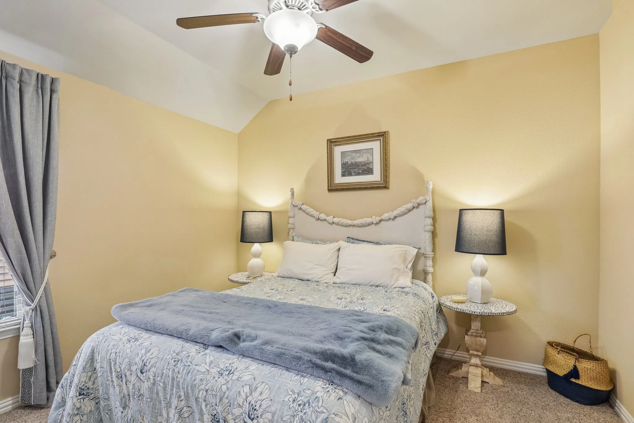 Secondary bedroom with ceiling fan.