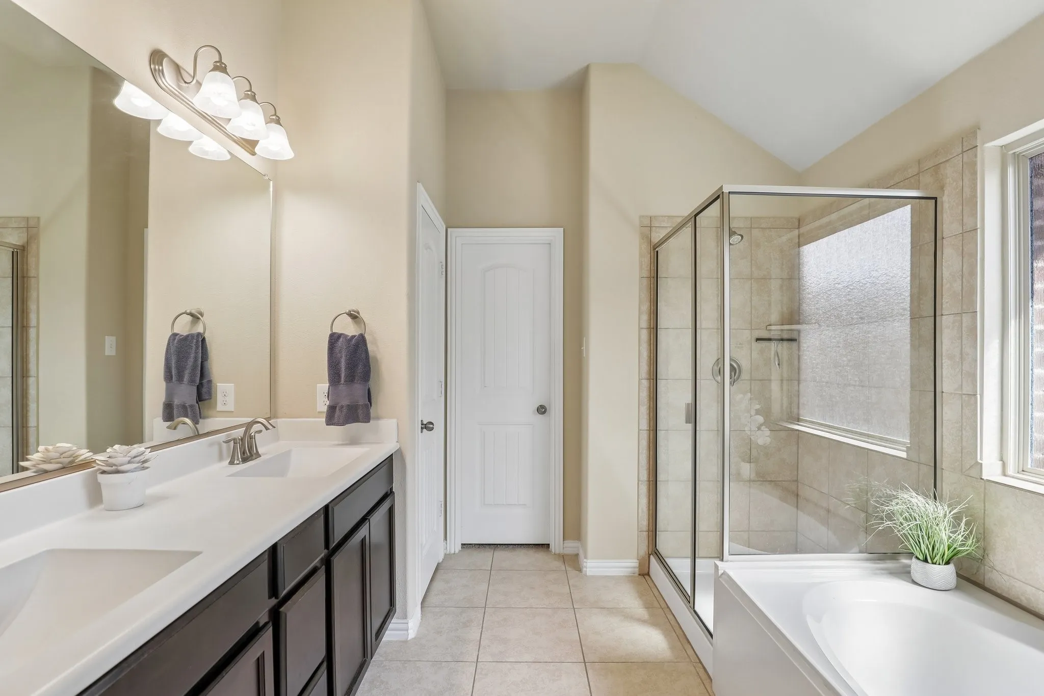 En-suite bath with walk-in closet.